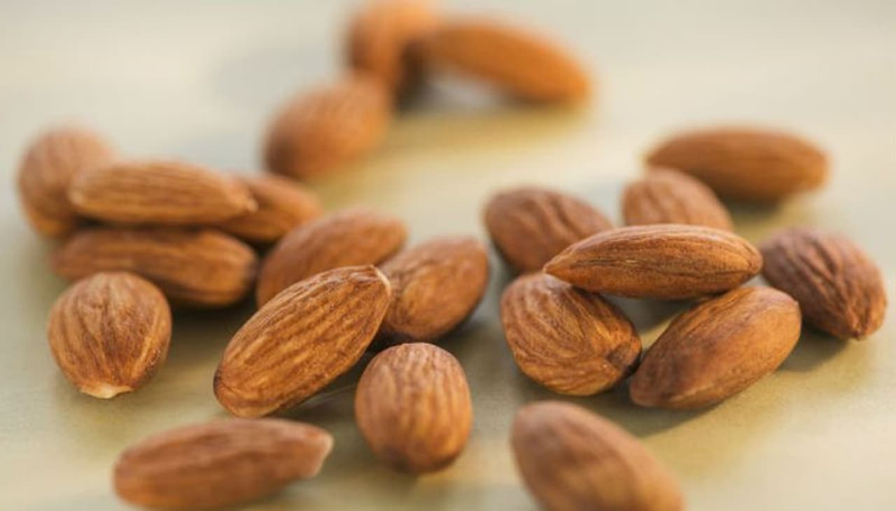 <p>ಸಿಪ್ಪೆಯೊಂದಿಗೆ ಬಾದಾಮಿ ತಿನ್ನುವುದು<br />ಈ ವಿಷಯ ಬಹಳ ಸಮಯದಿಂದ ಚರ್ಚಿಸಲ್ಪಟ್ಟಿದೆ ಮತ್ತು ಉತ್ತರವೆಂದರೆ &nbsp;ಚರ್ಮದೊಂದಿಗೆ ಬಾದಾಮಿಯನ್ನು ಸೇವಿಸಬಹುದು. ಬಾದಾಮಿಯನ್ನು ಸಿಪ್ಪೆ ತೆಗೆಯದೇ ಸೇವಿಸುವುದು ಸಂಪೂರ್ಣ ಸುರಕ್ಷಿತ.</p>