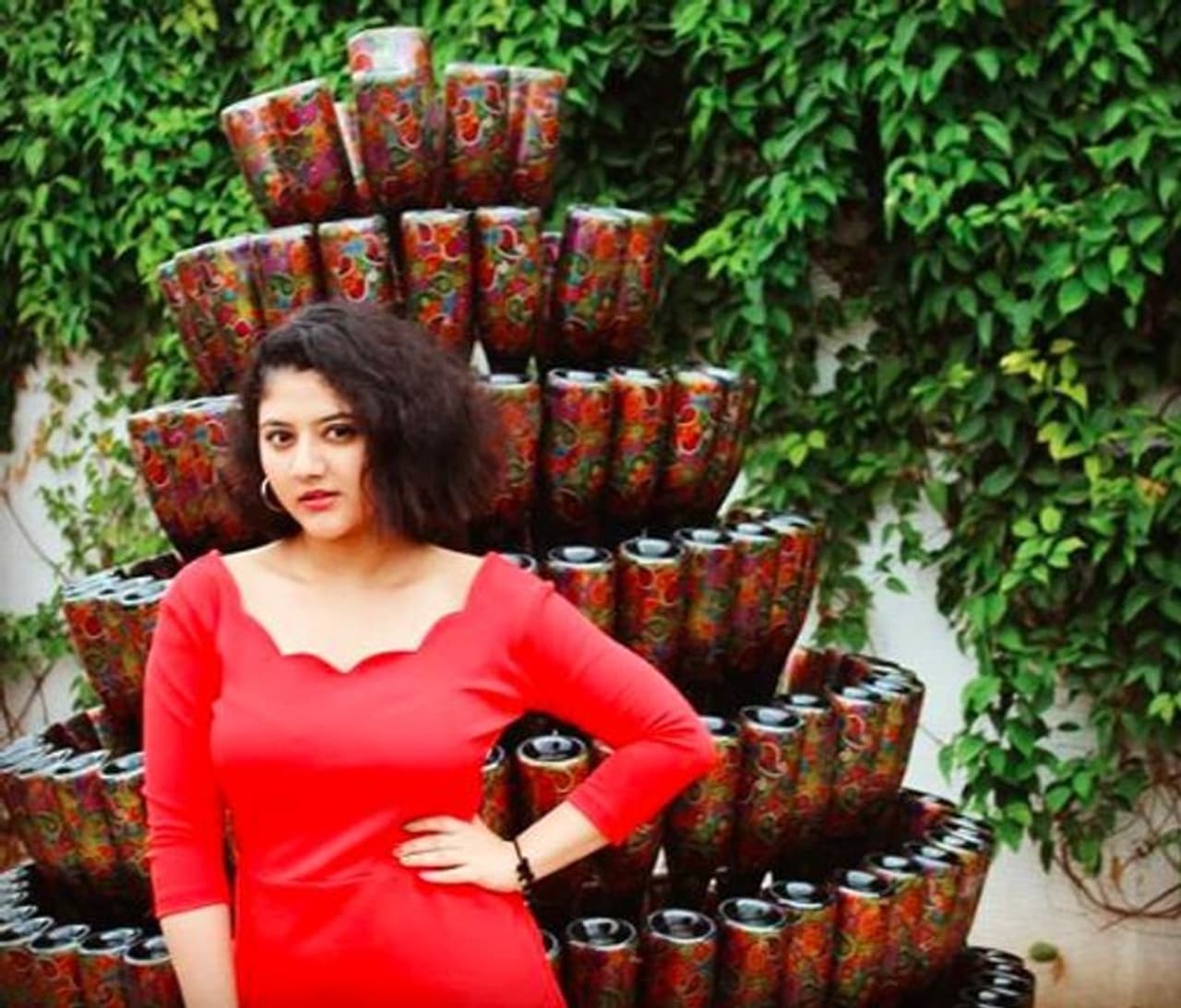 சிவப்பு உடையில் நச் போஸ் சிவப்பு உடையில் நச் போஸ்