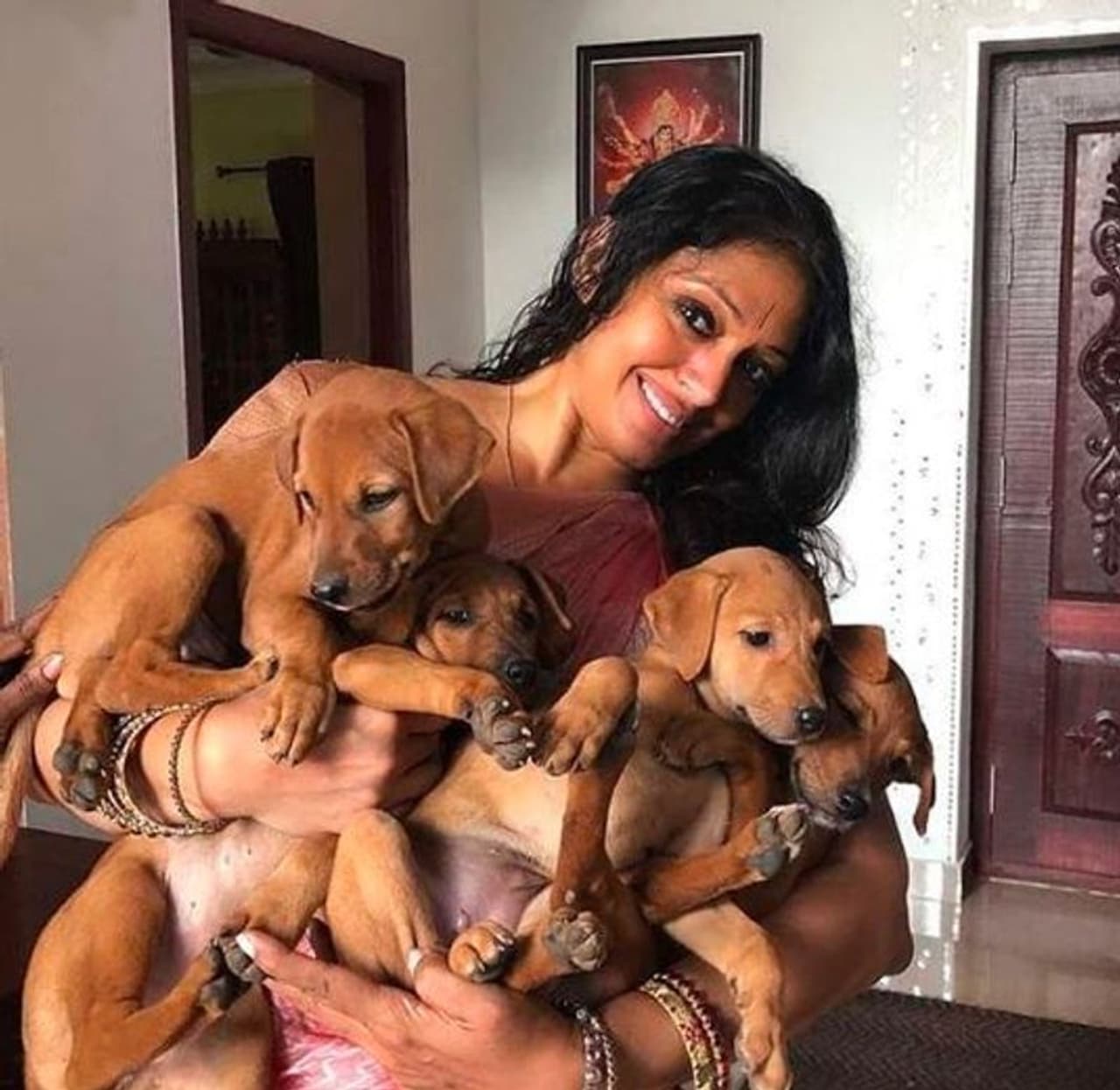 நாய் குட்டிகளுடன் செல்ல கொஞ்சல்