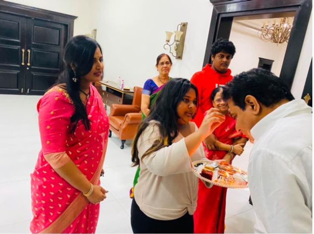 మున్సిపల్ ఎన్నికల్లో తెలంగాణ రాష్ట్ర సమితి (టీఆర్ఎస్) ఘన విజయం సాధించడంతో పార్టీ వర్కింగ్ ప్రెసిడెంట్ తన గమ్యం వైపు మరో అడుగు ముందుకు వేసినట్లయింది. మున్సిపాలిటీల్లో బిజెపికి కార్యకర్తల బలం ఉంటుందని, దానివల్ల టీఆర్ఎస్ కు గట్టి పోటీ ఇస్తుందని విశ్లేషకులు భావించారు. అయితే, వారి అంచనాలను తారుమారు చేస్తూ టీఆర్ఎస్ జెండా రెపరెపలాడింది. (KTR) మున్సిపల్ ఎన్నికల్లో తెలంగాణ రాష్ట్ర సమితి (టీఆర్ఎస్) ఘన విజయం సాధించడంతో పార్టీ వర్కింగ్ ప్రెసిడెంట్ తన గమ్యం వైపు మరో అడుగు ముందుకు వేసినట్లయింది. మున్సిపాలిటీల్లో బిజెపికి కార్యకర్తల బలం ఉంటుందని, దానివల్ల టీఆర్ఎస్ కు గట్టి పోటీ ఇస్తుందని విశ్లేషకులు భావించారు. అయితే, వారి అంచనాలను తారుమారు చేస్తూ టీఆర్ఎస్ జెండా రెపరెపలాడింది. (KTR)