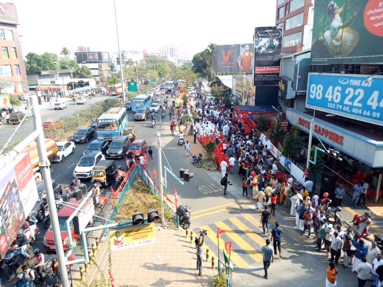 ഭരണഘടനാ ആമുഖം വായിച്ച് നാല് മണിക്കാണ് തിരുവനന്തപുരത്ത് പരിപാടി ആരംഭിച്ചത്. ബിജെപി വിരുദ്ധരെല്ലാം രാഷ്ട്രീയം മറന്ന് ഒന്നിക്കണമെന്ന് സിപിഎം ആഹ്വാനം ചെയ്തു. ഭരണഘടനാ ആമുഖം വായിച്ച് നാല് മണിക്കാണ് തിരുവനന്തപുരത്ത് പരിപാടി ആരംഭിച്ചത്. ബിജെപി വിരുദ്ധരെല്ലാം രാഷ്ട്രീയം മറന്ന് ഒന്നിക്കണമെന്ന് സിപിഎം ആഹ്വാനം ചെയ്തു.