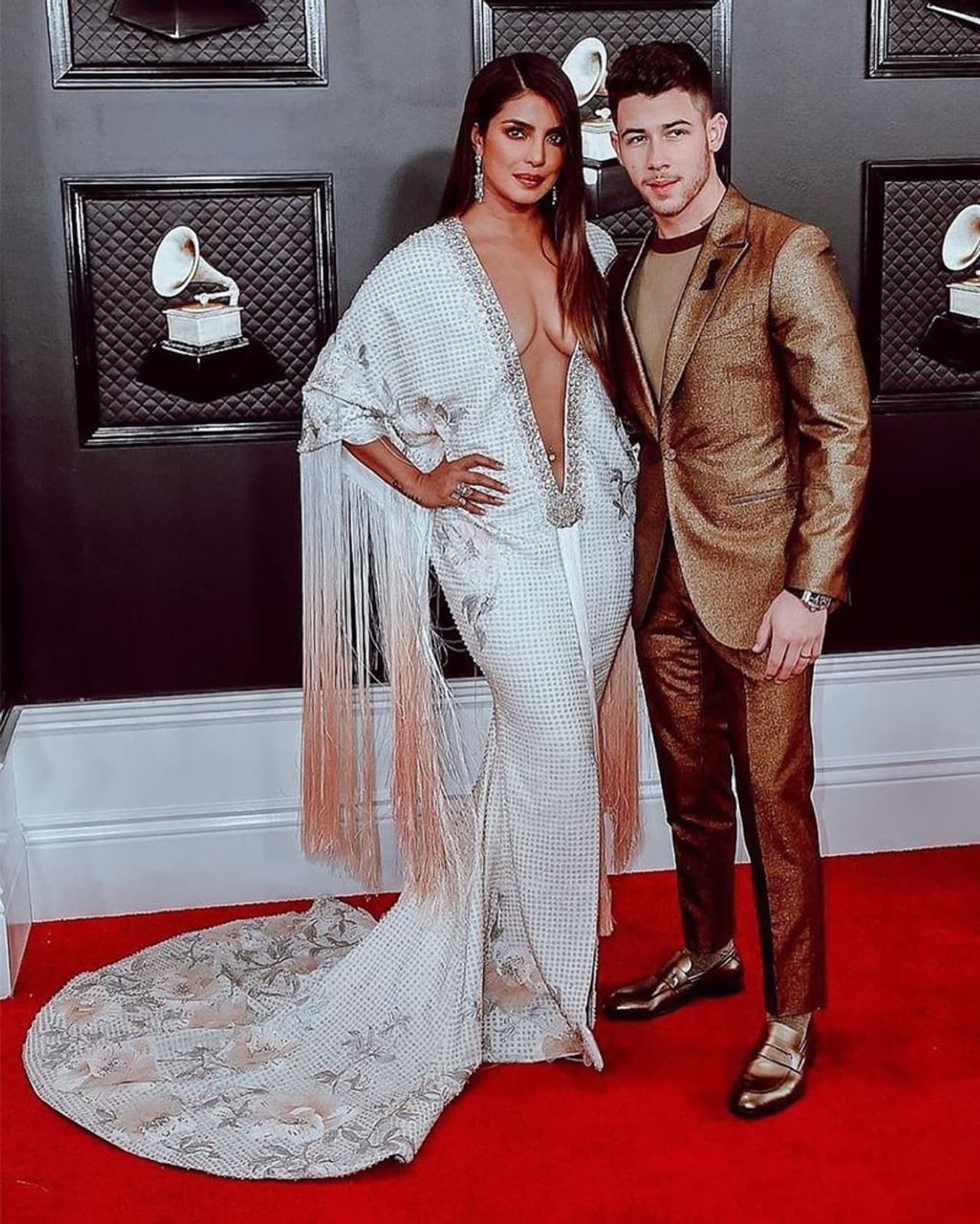 ग्रैमी अवार्डस शो में पति निक जोनस संग के साथ शामिल हुईं देसी गर्ल प्रियंका चोपड़ा सोशल मीडिया में अपने गाउन की वजह से ट्रोल हो रही है। प्रियंका गाउन वाइट है और आगे से खुला हुआ है। ग्रैमी अवार्डस शो में पति निक जोनस संग के साथ शामिल हुईं देसी गर्ल प्रियंका चोपड़ा सोशल मीडिया में अपने गाउन की वजह से ट्रोल हो रही है। प्रियंका गाउन वाइट है और आगे से खुला हुआ है।