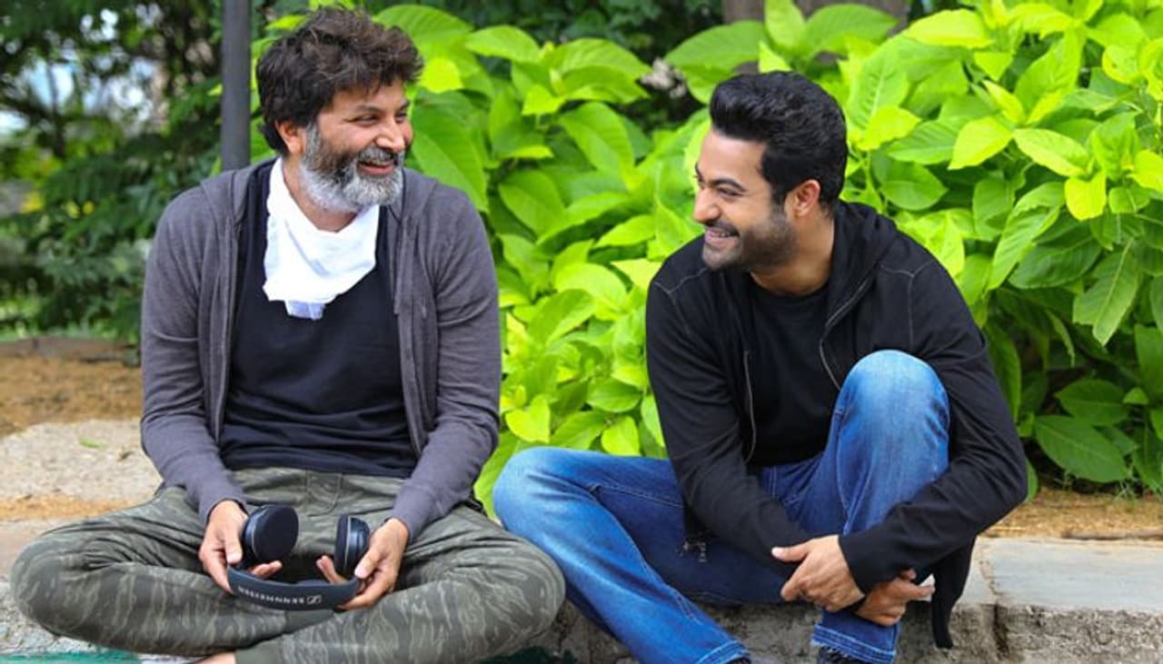 త్రివిక్రమ్ తాజా చిత్రం అల.. వైకుంఠపురములో బాక్సాఫీస్ వద్ద దుమ్ము రేపుతున్న సంగతి తెలిసిందే. ఇదే ఊపులో త్రివిక్రమ్ తన తర్వాతి సినిమాని ఎన్టీఆర్తో చేసేందుకు సన్నద్ధమైనట్టు వార్తలు వినిపిస్తున్నాయి. త్రివిక్రమ్ , ఎన్టీఆర్ కాంబినేషన్లో వచ్చిన అరవింద సమేత మంచి విజయం సాధించడంతో ఇప్పుడు వీరిద్దరి కాంబినేషన్లో రూపొందనున్న చిత్రంపై అంచనాలు భారీగానే ఉన్నాయి. త్రివిక్రమ్ తాజా చిత్రం అల.. వైకుంఠపురములో బాక్సాఫీస్ వద్ద దుమ్ము రేపుతున్న సంగతి తెలిసిందే. ఇదే ఊపులో త్రివిక్రమ్ తన తర్వాతి సినిమాని ఎన్టీఆర్తో చేసేందుకు సన్నద్ధమైనట్టు వార్తలు వినిపిస్తున్నాయి. త్రివిక్రమ్ , ఎన్టీఆర్ కాంబినేషన్లో వచ్చిన అరవింద సమేత మంచి విజయం సాధించడంతో ఇప్పుడు వీరిద్దరి కాంబినేషన్లో రూపొందనున్న చిత్రంపై అంచనాలు భారీగానే ఉన్నాయి.