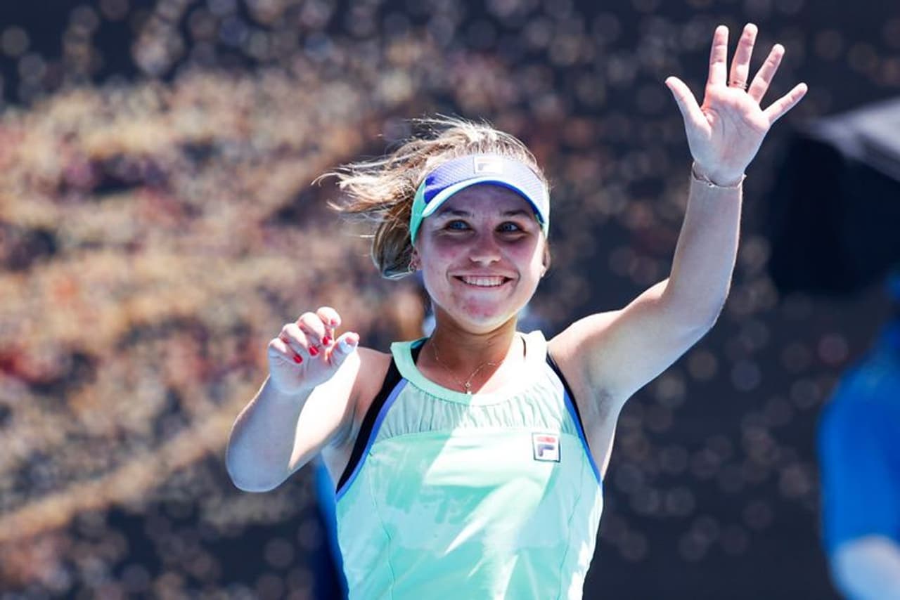 <p>నాలుగో సీడ్ సోఫియా కెనిన్, ఓ అన్సీడెడ్ ప్లేయర్ కియో కానెపి చేతుల్లో వరుస సెట్లలో 6 3, 6 2 తేడాతో చిత్తుతో ఓడించడం విశేషం... 2007 నుంచి వరుస సీజన్లలో ఆస్ట్రేలియన్ ఓపెన్ ఆడుతున్న కానెపికి ఇది అతిపెద్ద విజయం...</p> <p>నాలుగో సీడ్ సోఫియా కెనిన్, ఓ అన్సీడెడ్ ప్లేయర్ కియో కానెపి చేతుల్లో వరుస సెట్లలో 6 3, 6 2 తేడాతో చిత్తుతో ఓడించడం విశేషం... 2007 నుంచి వరుస సీజన్లలో ఆస్ట్రేలియన్ ఓపెన్ ఆడుతున్న కానెపికి ఇది అతిపెద్ద విజయం...</p>