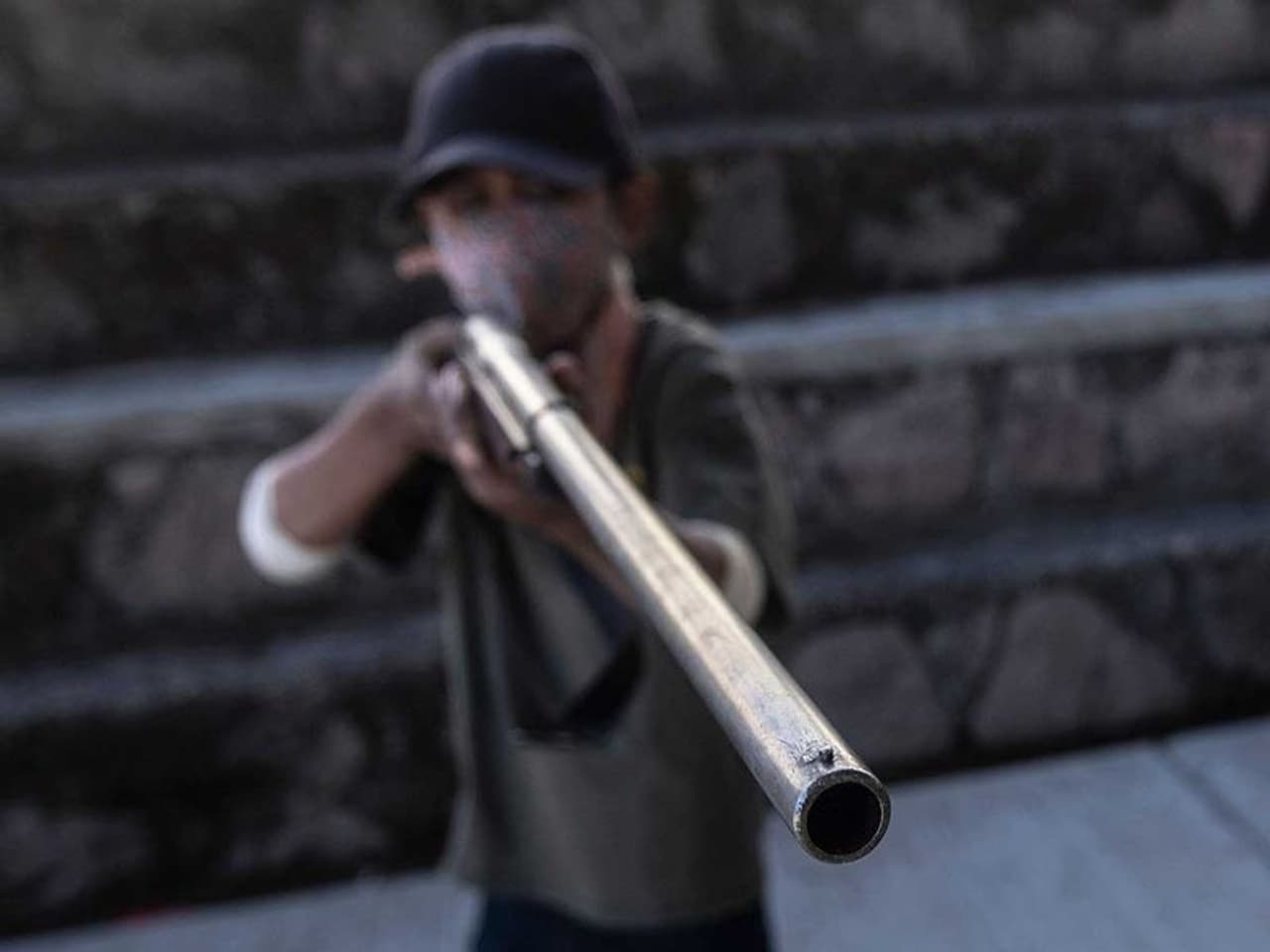 ഓപിയം, മരിജുവാന എന്നിവയുടെ വ്യാപാരത്തെച്ചൊല്ലി മയക്കുമരുന്ന് സംഘർഷങ്ങൾ കാരണം രാജ്യത്തെ ഏറ്റവും ഉയർന്ന കൊലപാതക നിരക്കുള്ള മെക്സിക്കോയിലെ ഏറ്റവും ദരിദ്രവും നിത്യേന അക്രമപരമ്പരകള് നടക്കുന്ന സ്ഥലംകൂടിയാണ് ഗ്വെറേറോ. ഓപിയം, മരിജുവാന എന്നിവയുടെ വ്യാപാരത്തെച്ചൊല്ലി മയക്കുമരുന്ന് സംഘർഷങ്ങൾ കാരണം രാജ്യത്തെ ഏറ്റവും ഉയർന്ന കൊലപാതക നിരക്കുള്ള മെക്സിക്കോയിലെ ഏറ്റവും ദരിദ്രവും നിത്യേന അക്രമപരമ്പരകള് നടക്കുന്ന സ്ഥലംകൂടിയാണ് ഗ്വെറേറോ.