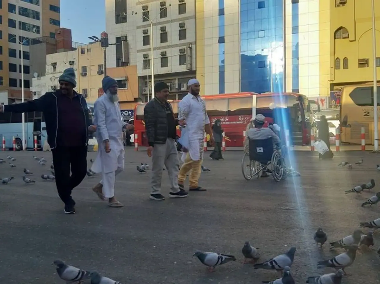 ಇಷ್ಟು ದಿನ ಸಿಎಎ ವಿರೋಧಿಸಿ ಬೆಂಗಳೂರಿನಲ್ಲಿ ಪ್ರತಿಭಟನೆ ನಡೆಸಿದ್ದ ಕಾಂಗ್ರೆಸ್ ಶಾಸಕ ಜಮೀರ್ ಅಹ್ಮದ್ ಖಾನ್ ವಿದೇಶಕ್ಕೆ ಹಾರಿದ್ದಾರೆ. ಇಷ್ಟು ದಿನ ಸಿಎಎ ವಿರೋಧಿಸಿ ಬೆಂಗಳೂರಿನಲ್ಲಿ ಪ್ರತಿಭಟನೆ ನಡೆಸಿದ್ದ ಕಾಂಗ್ರೆಸ್ ಶಾಸಕ ಜಮೀರ್ ಅಹ್ಮದ್ ಖಾನ್ ವಿದೇಶಕ್ಕೆ ಹಾರಿದ್ದಾರೆ.