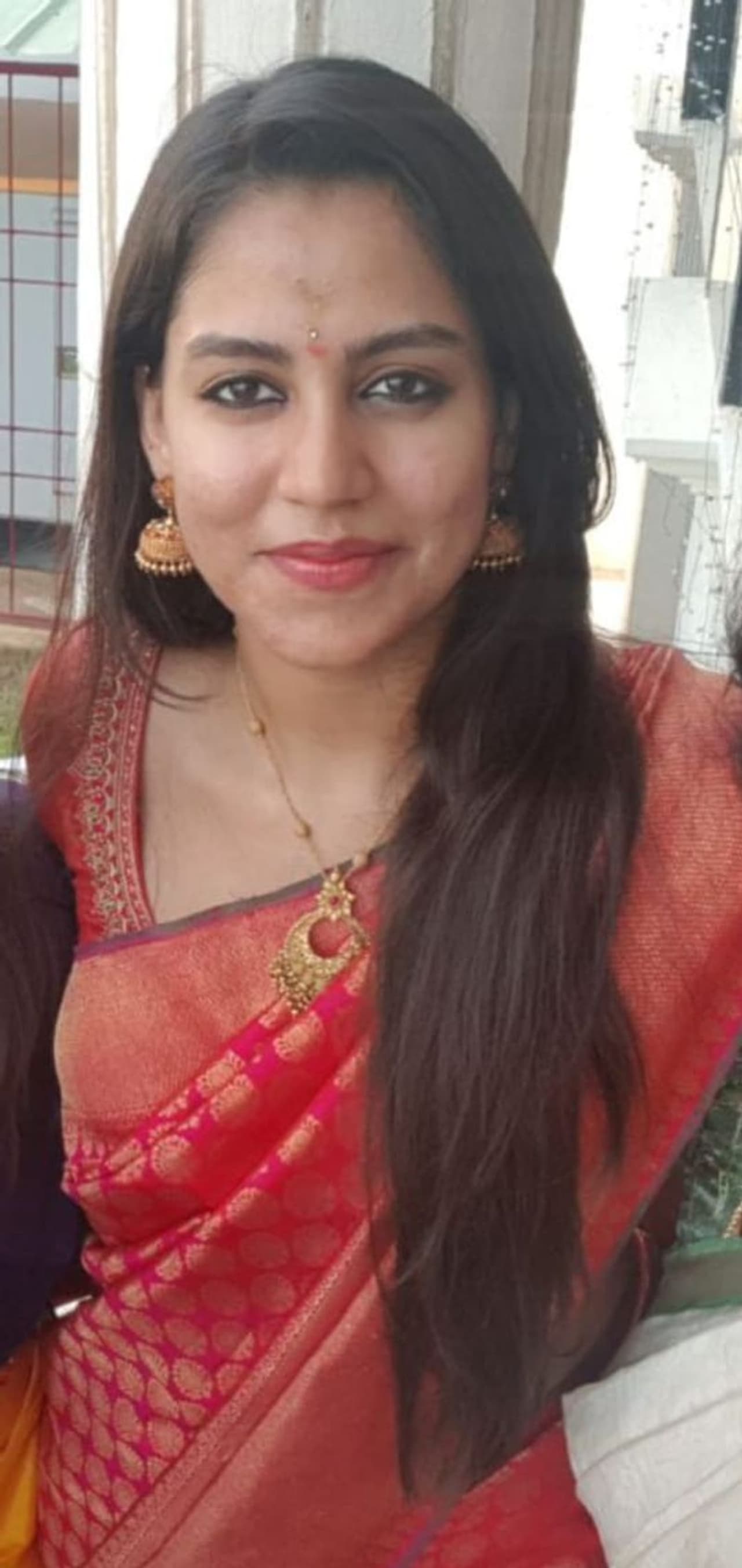 ರೇವತಿ ವಿಜಯನಗರ ಶಾಸಕ ಎಂ.ಕೃಷ್ಣಪ್ಪ ಅವರಿಗೆ ಸಂಬಂಧದಲ್ಲಿ ಮೊಮ್ಮಗಳಾಗುತ್ತಾರೆ.