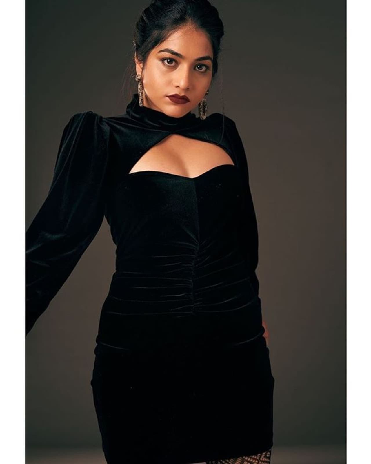 (Courtesy__Instagram) బిగ్ బాస్ సీజన్ 3లో కంటెస్టంట్ గా పాల్గొన్న పునర్నవి భూపాలం.. తన గ్లామర్ షోతో హౌస్ కే అందాన్ని తీసుకొచ్చింది. ఈ షో తరువాత పునర్నవికి ఫాలోయింగ్ బాగా పెరిగిపోయింది. (Courtesy__Instagram) బిగ్ బాస్ సీజన్ 3లో కంటెస్టంట్ గా పాల్గొన్న పునర్నవి భూపాలం.. తన గ్లామర్ షోతో హౌస్ కే అందాన్ని తీసుకొచ్చింది. ఈ షో తరువాత పునర్నవికి ఫాలోయింగ్ బాగా పెరిగిపోయింది.