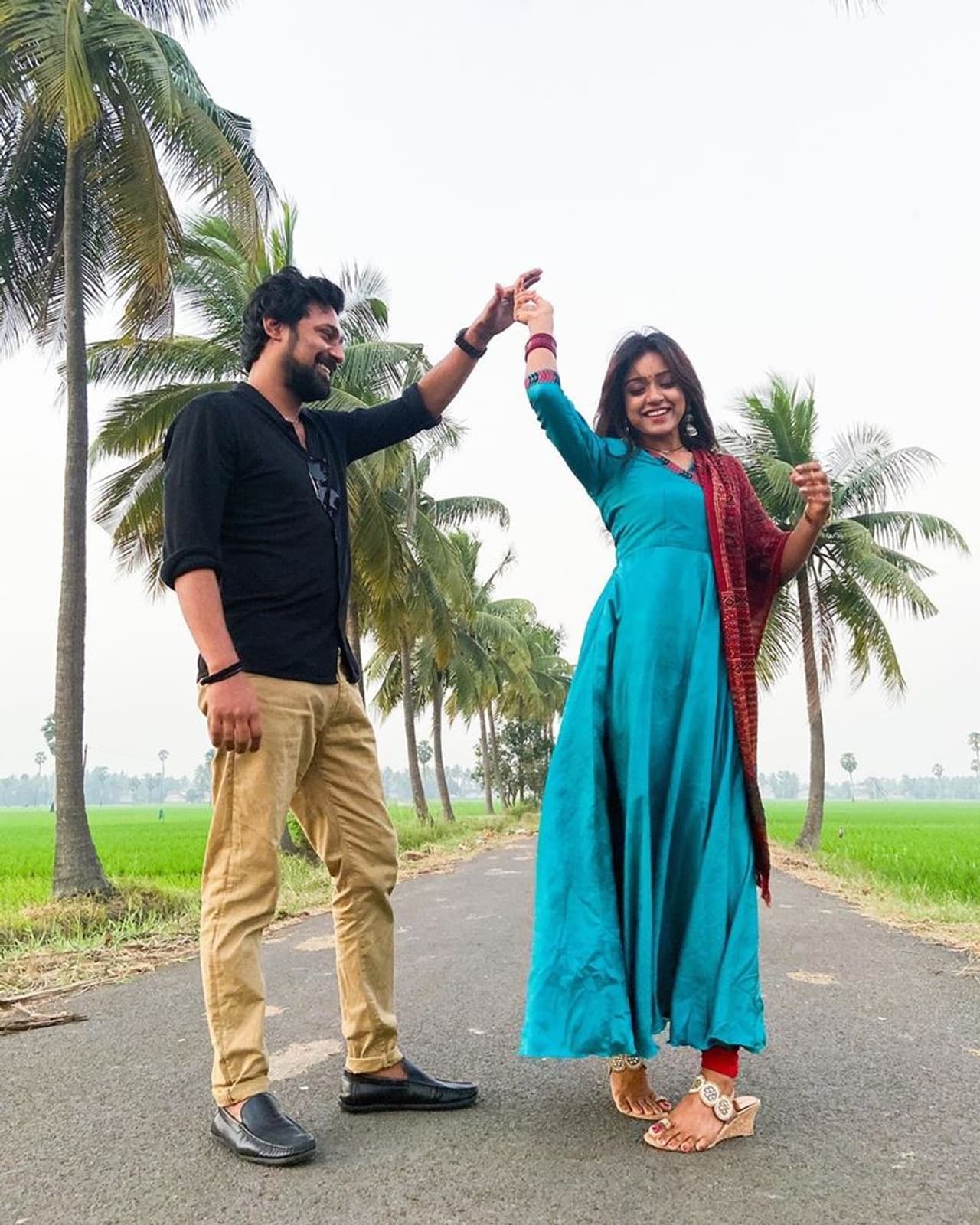 (Courtesy: Instagram) నటిగా టాలీవుడ్ లో రాణించిన వితిక ఆ తర్వాత కొంత కాలానికి హీరో వరుణ్ సందేశ్ ని ప్రేమ వివాహం చేసుకుంది. (Courtesy: Instagram) నటిగా టాలీవుడ్ లో రాణించిన వితిక ఆ తర్వాత కొంత కాలానికి హీరో వరుణ్ సందేశ్ ని ప్రేమ వివాహం చేసుకుంది.