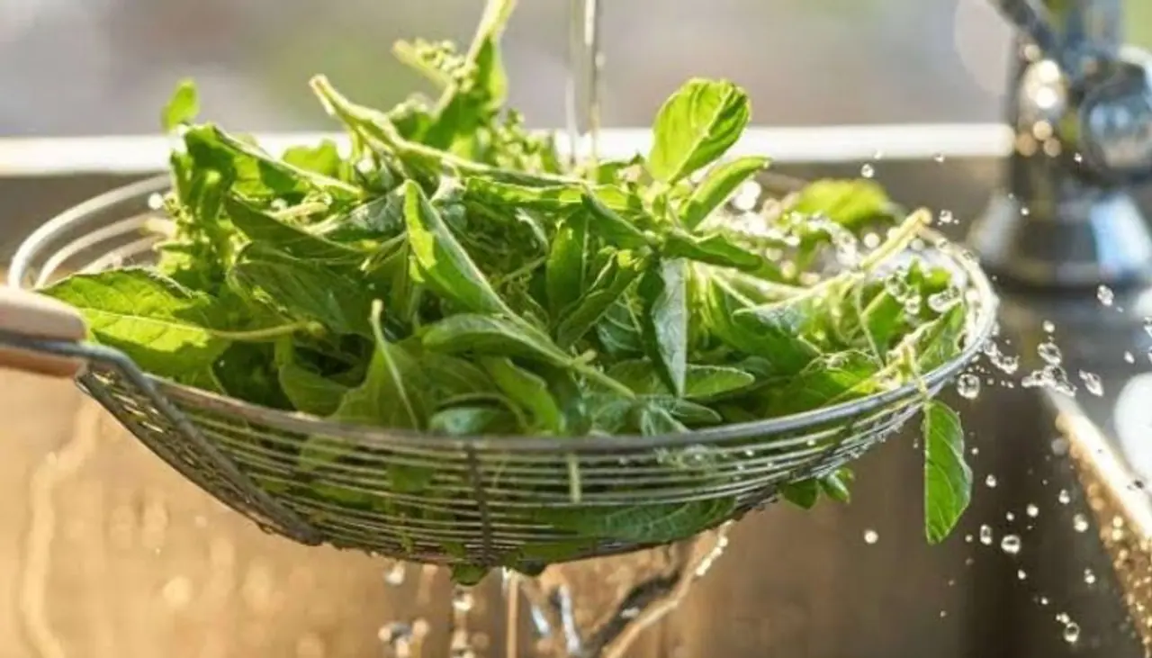 <p style="text align: justify;"><strong>ತುಳಸಿ ಎಲೆಗಳು: </strong>ತುಳಸಿ ಎಲೆಯನ್ನು ಲಕ್ಷ್ಮಿ ಎಂದೂ ಕರೆಯುತ್ತಾರೆ. ಆದ್ದರಿಂದ ಶಿವಲಿಂಗದ ಮೇಲೆ ನೈವೇದ್ಯವಾಗಿ ಈ ಎಲೆಯನ್ನು ಹಾಕಬಾರದು. ಲಕ್ಷ್ಮೀ ದೇವಿಯು ವಿಷ್ಣುವಿನ ಪತ್ನಿ. ಹಾಗಾಗಿ, ಬೇರೆ ಯಾವ ದೇವರನ್ನು ಕೂಡ ಅರ್ಪಿಸಲು ಸಾಧ್ಯವಿಲ್ಲ.</p> <p style="text align: justify;"><strong>ತುಳಸಿ ಎಲೆಗಳು: </strong>ತುಳಸಿ ಎಲೆಯನ್ನು ಲಕ್ಷ್ಮಿ ಎಂದೂ ಕರೆಯುತ್ತಾರೆ. ಆದ್ದರಿಂದ ಶಿವಲಿಂಗದ ಮೇಲೆ ನೈವೇದ್ಯವಾಗಿ ಈ ಎಲೆಯನ್ನು ಹಾಕಬಾರದು. ಲಕ್ಷ್ಮೀ ದೇವಿಯು ವಿಷ್ಣುವಿನ ಪತ್ನಿ. ಹಾಗಾಗಿ, ಬೇರೆ ಯಾವ ದೇವರನ್ನು ಕೂಡ ಅರ್ಪಿಸಲು ಸಾಧ್ಯವಿಲ್ಲ.</p>