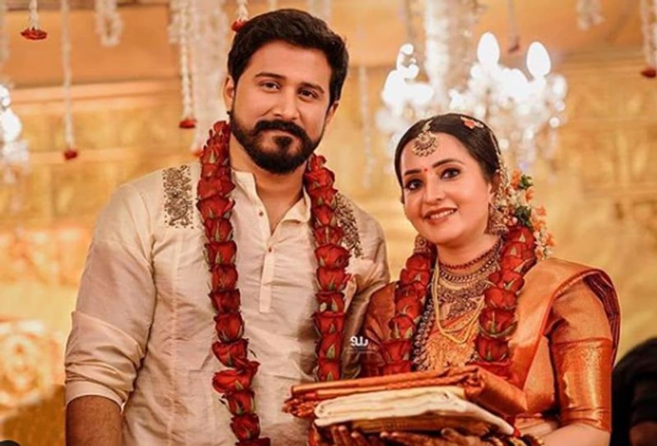 Mollywood actress Bhamaa got married to Arun on January 30. The duo had a traditional Hindu wedding. Mollywood actress Bhamaa got married to Arun on January 30. The duo had a traditional Hindu wedding.
