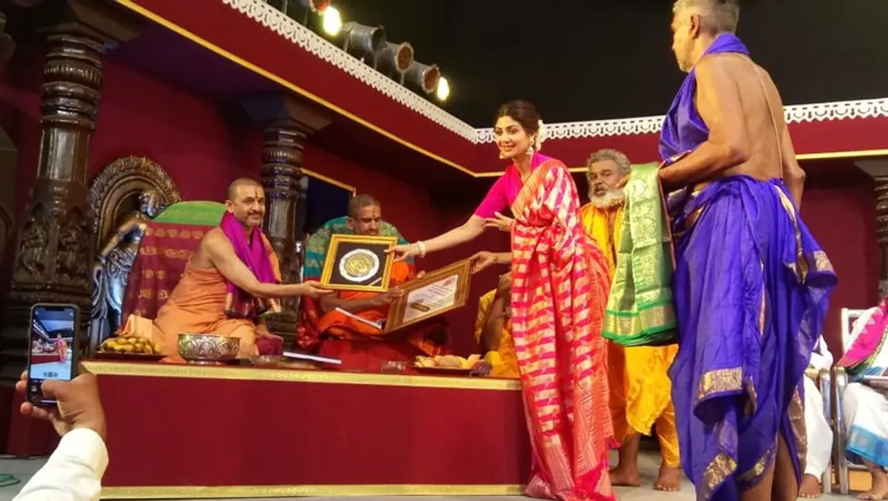 ನಟಿ ಶಿಲ್ಪಾಶೆಟ್ಟಿ ಅವರನ್ನು ಗೌರವಿಸಿದ ಪಲೀಮಾರು ವಿದ್ಯಾಧೀಶ ಶ್ರೀಗಳು ಮತ್ತು ಪೇಜಾವರ ವಿಶ್ವಪ್ರಿಯ ಶ್ರೀಗಳು. ನಟಿ ಶಿಲ್ಪಾಶೆಟ್ಟಿ ಅವರನ್ನು ಗೌರವಿಸಿದ ಪಲೀಮಾರು ವಿದ್ಯಾಧೀಶ ಶ್ರೀಗಳು ಮತ್ತು ಪೇಜಾವರ ವಿಶ್ವಪ್ರಿಯ ಶ್ರೀಗಳು.