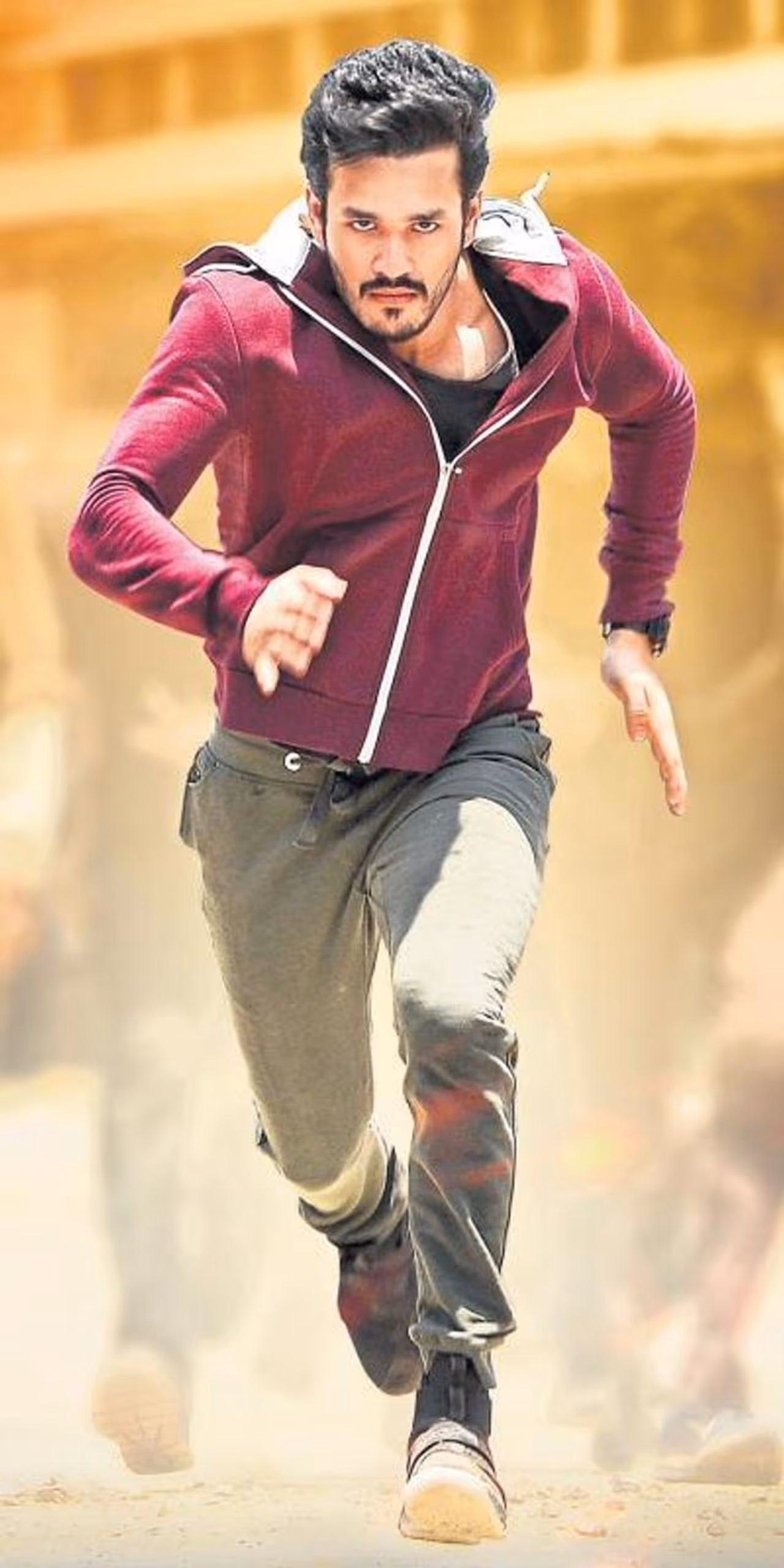 అఖిల్ : ఒక్క హిట్టు కోసం ఈ అక్కినేని హీరో ఎంతగా ఎదురుచూస్తున్నాడో ప్రత్యేకంగా చెప్పనవసరం లేదు. అక్కినేని ఫ్యాన్స్ లో భారీ అంచనాల నడుమ టాలీవుడ్ లోకి ఎంట్రీ ఇచ్చిన అఖిల్ కు తొలి మూడు చిత్రాల రూపంలో షాక్ తగిలింది. భవిష్యత్తులో స్టార్ గా ఎదుగుతాడనే అంచనాలు అఖిల్ పై మెండుగా ఉన్నాయి. కనీసం ఈ ఏడాదైనా అఖిల్ హిట్ కొడతాడని ఫ్యాన్స్ ఎదురుచూస్తున్నారు. ప్రస్తుతం అఖిల్ బొమ్మరిల్లు భాస్కర్ దర్శత్వంలో నటిస్తున్నాడు.