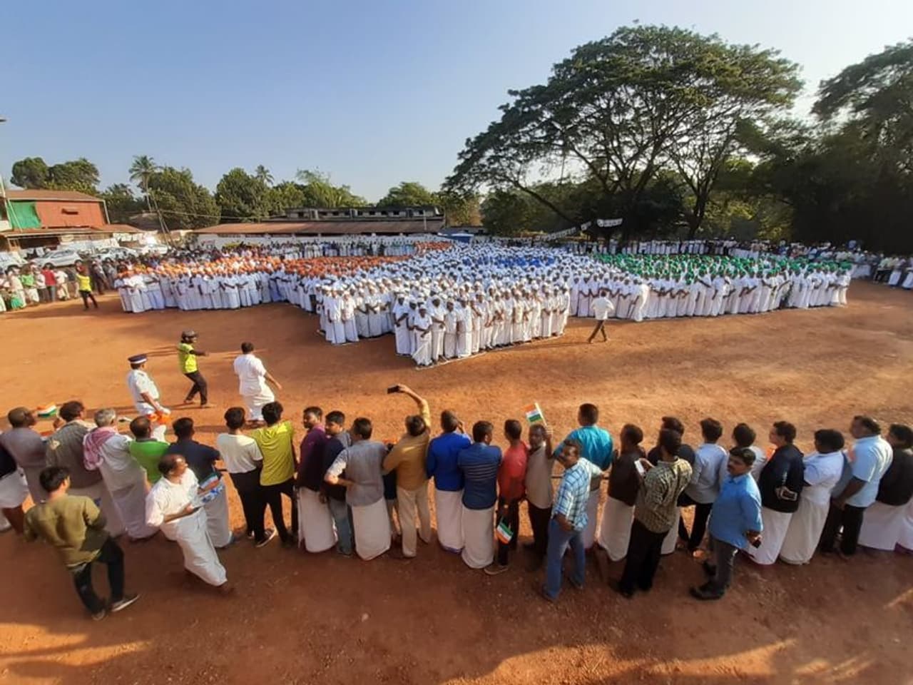 'ചങ്കുറപ്പോടെ ഭാരതം' എന്ന മുദ്രാവാക്യം ഉയര്ത്തിയാണ് ആയിരക്കണക്കിന് ആളുകള് മനുഷ്യഭൂപടത്തിൽ അണി ചേര്ന്നത്. 'ചങ്കുറപ്പോടെ ഭാരതം' എന്ന മുദ്രാവാക്യം ഉയര്ത്തിയാണ് ആയിരക്കണക്കിന് ആളുകള് മനുഷ്യഭൂപടത്തിൽ അണി ചേര്ന്നത്.