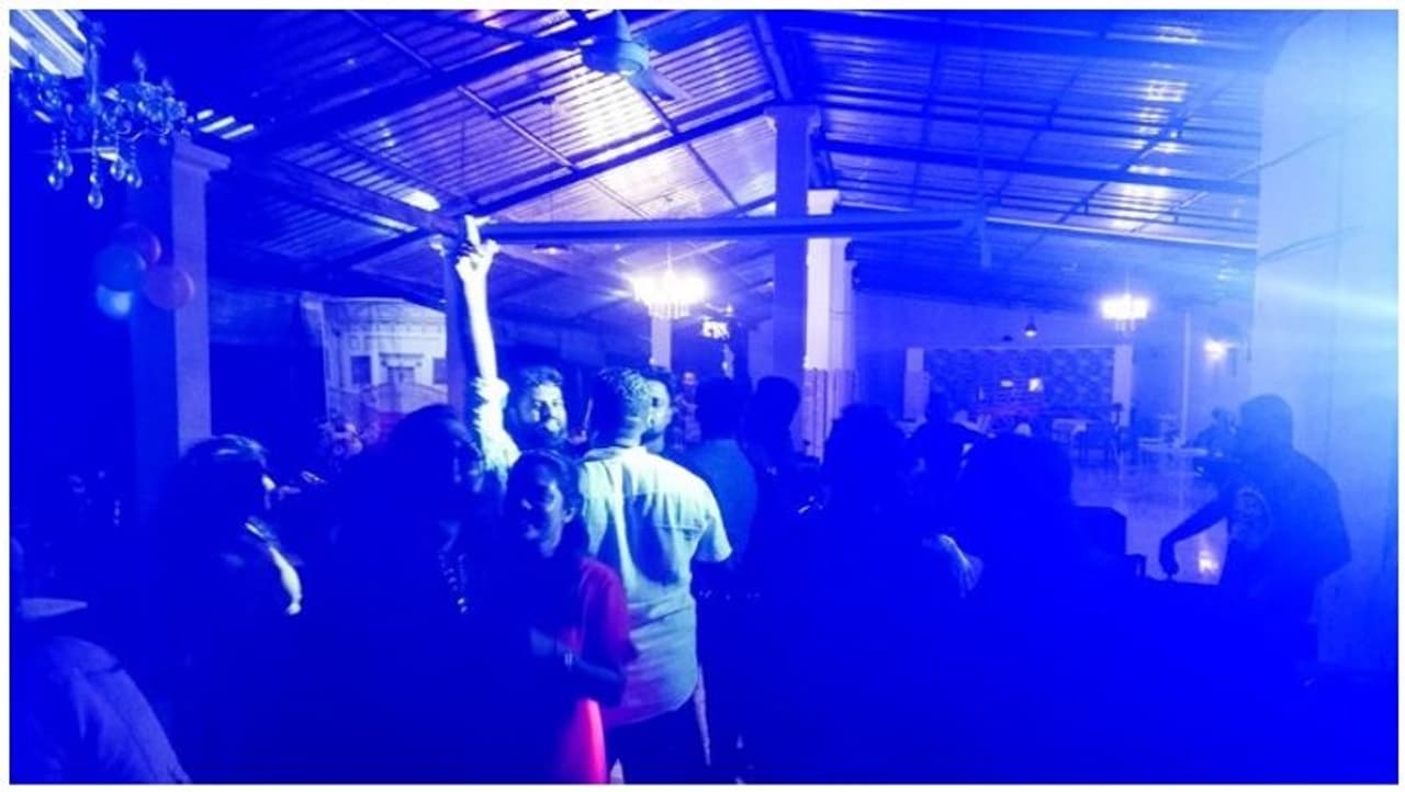 அசானின் பிறந்த நாள் கொண்டாட்டத்தில் நண்பர்கள் அசானின் பிறந்த நாள் கொண்டாட்டத்தில் நண்பர்கள்