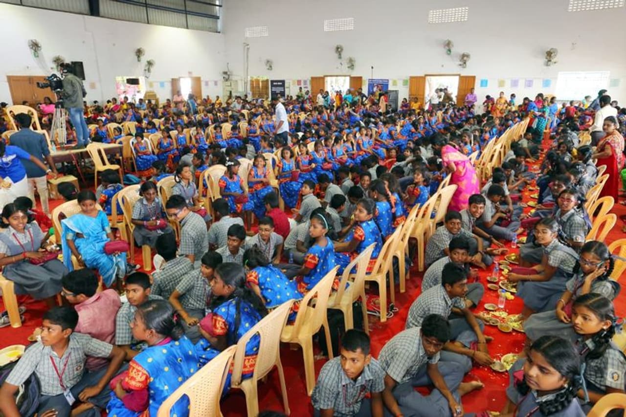 பாரம்பரிய உடையுடன் நாற்காலியில் அமர்ந்திருந்த மாணவிகளுக்கு மாணவர்கள் மலர் தூவி பாத பூஜை செய்தனர் பாரம்பரிய உடையுடன் நாற்காலியில் அமர்ந்திருந்த மாணவிகளுக்கு மாணவர்கள் மலர் தூவி பாத பூஜை செய்தனர்