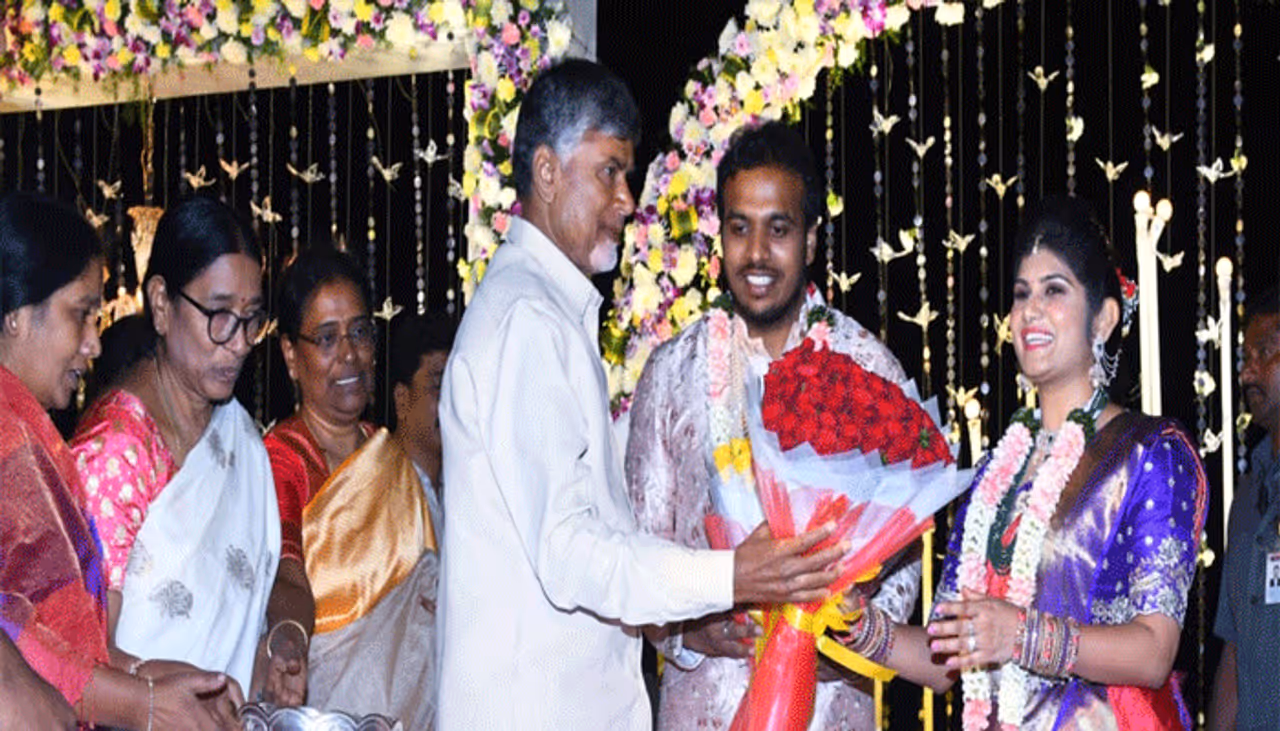 ఆంధ్రప్రదేశ్ మాజీ మంత్రి పరిటాల సునీతా రవీంద్ర కుమారుడు సిద్ధార్థ మామిళ్లపల్లి తేజస్విని వివాహ నిశ్చితార్థ వేడుక శుక్రవారం రాత్రి ఘనంగా జరిగింది. ఆంధ్రప్రదేశ్ మాజీ మంత్రి పరిటాల సునీతా రవీంద్ర కుమారుడు సిద్ధార్థ మామిళ్లపల్లి తేజస్విని వివాహ నిశ్చితార్థ వేడుక శుక్రవారం రాత్రి ఘనంగా జరిగింది.