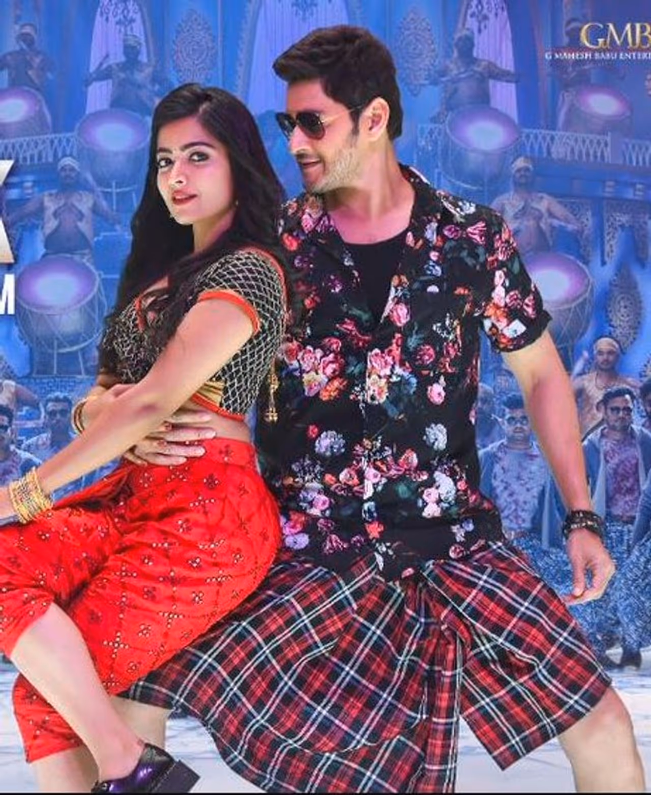 రష్మిక మందన: టాలీవుడ్ లేటెస్ట్ సెన్సేషన్ రష్మిక ప్రస్తుతం తిరుగులేని హీరోయిన్ గా మారిపోయింది. రీసెంట్ గా రష్మిక సరిలేరు నీకెవ్వరు చిత్రంలో మైండ్ బ్లాక్ సాంగ్ లో మహేష్ తో కలసి మాస్ స్టెప్పులు అదరగొట్టింది. రష్మిక మందన: టాలీవుడ్ లేటెస్ట్ సెన్సేషన్ రష్మిక ప్రస్తుతం తిరుగులేని హీరోయిన్ గా మారిపోయింది. రీసెంట్ గా రష్మిక సరిలేరు నీకెవ్వరు చిత్రంలో మైండ్ బ్లాక్ సాంగ్ లో మహేష్ తో కలసి మాస్ స్టెప్పులు అదరగొట్టింది.