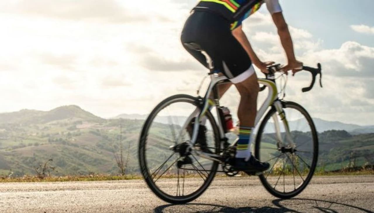 <p>లాక్ డౌన్ నేపథ్యంలో 600 కి.మీ దూరంలోని తమ స్వంత గ్రామానికి ఇద్దరు వలస కార్మికులు సైకిల్ పై చేరుకొన్నారు. అర్ధాకలితోనే వీరిద్దరూ సైకిల్ పై స్వంత ఊరికి బయలుదేరారు.</p> <p>లాక్ డౌన్ నేపథ్యంలో 600 కి.మీ దూరంలోని తమ స్వంత గ్రామానికి ఇద్దరు వలస కార్మికులు సైకిల్ పై చేరుకొన్నారు. అర్ధాకలితోనే వీరిద్దరూ సైకిల్ పై స్వంత ఊరికి బయలుదేరారు.</p>