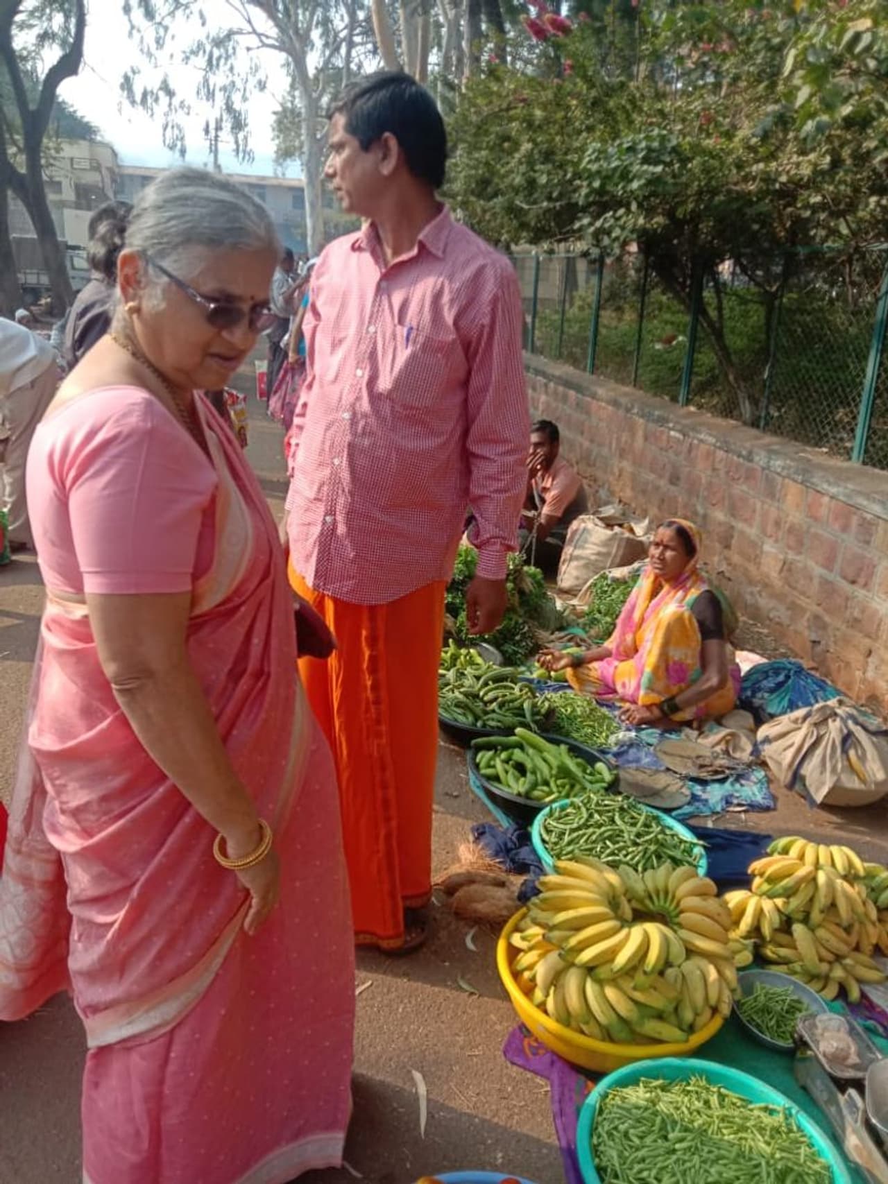 ಇನ್ಫೋಸಿಸ್ ಫೌಂಡೇಶನ್ ಅಧ್ಯಕ್ಷೆ ಸರಳ ಸಜ್ಜನಿಕೆಯ ಸುಧಾಮೂರ್ತಿ ಅವರು ಬೀದಿ ಬದಿಯಲ್ಲಿ ಸಂತೆ ಮಾಡಿ ಎಲ್ಲರ ಗಮನಸೆಳೆದಿದ್ದಾರೆ.