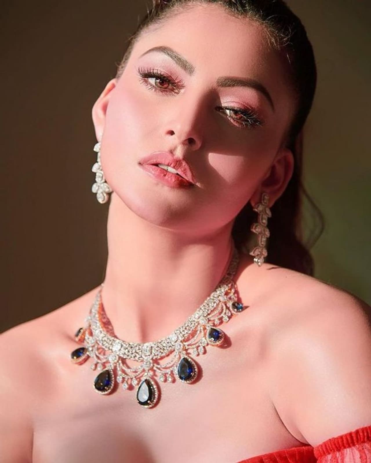 ‘సింగ్ సాబ్ ది గ్రేట్’ సినిమాతో బాలీవుడ్లోకి ఎంట్రీ ఇచ్చిన ఊర్వశి రౌతేలా ‘హేట్ స్టోరీ 4’ చిత్రంతో బాలీవుడ్ ప్రేక్షకులను ఫిదా చేసింది. ఆ సినిమా లో ఆమె హాట్ హాట్ అందాల ప్రదర్శన ...బీ టౌన్ లో హాట్ టాపిక్ గా మారేలా చేసింది. ‘సింగ్ సాబ్ ది గ్రేట్’ సినిమాతో బాలీవుడ్లోకి ఎంట్రీ ఇచ్చిన ఊర్వశి రౌతేలా ‘హేట్ స్టోరీ 4’ చిత్రంతో బాలీవుడ్ ప్రేక్షకులను ఫిదా చేసింది. ఆ సినిమా లో ఆమె హాట్ హాట్ అందాల ప్రదర్శన ...బీ టౌన్ లో హాట్ టాపిక్ గా మారేలా చేసింది.