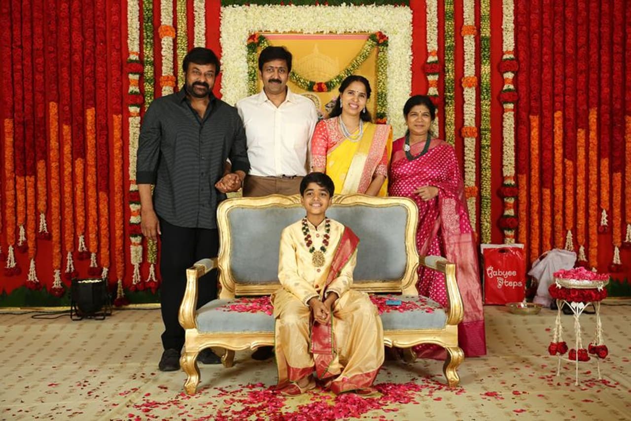 వడ్డే నవీన్ కుమారుడి పంచె కట్టు వేడుకలో మెగాస్టార్ చిరంజీవి, సురేఖ దంపతులు వడ్డే నవీన్ కుమారుడి పంచె కట్టు వేడుకలో మెగాస్టార్ చిరంజీవి, సురేఖ దంపతులు