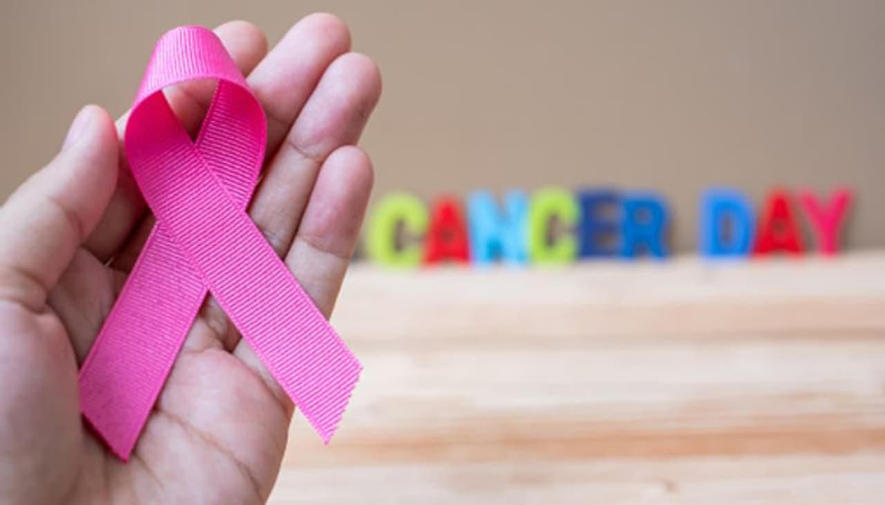 <p>ಜಗತ್ತಿನಾದ್ಯಂತ ಹಲವಾರು ಬಗೆಯ ಕ್ಯಾನ್ಸರ್ ಗಳ ಜೊತೆ, ಪ್ರತಿಯೊಂದು ವಿಧದ ಕ್ಯಾನ್ಸರ್ ಅನ್ನು ಮತ್ತು ಅದು ಮನುಷ್ಯನ ದೇಹದ ಮೇಲೆ ಹೇಗೆ ಪರಿಣಾಮ ಬೀರುತ್ತದೆ ಎಂಬುದನ್ನು ಅರ್ಥಮಾಡಿಕೊಳ್ಳುವುದು ಮುಖ್ಯ. ವಿಶ್ವ ಕ್ಯಾನ್ಸರ್ ದಿನದಂದು ಎಲ್ಲರೂ ಒಂದಾಗಿ ಕ್ಯಾನ್ಸರ್ ಮುಕ್ತ ಆರೋಗ್ಯಕರ ಜಗತ್ತನ್ನು ಸೃಷ್ಟಿಸೋಣ.... </p> <p>ಜಗತ್ತಿನಾದ್ಯಂತ ಹಲವಾರು ಬಗೆಯ ಕ್ಯಾನ್ಸರ್ ಗಳ ಜೊತೆ, ಪ್ರತಿಯೊಂದು ವಿಧದ ಕ್ಯಾನ್ಸರ್ ಅನ್ನು ಮತ್ತು ಅದು ಮನುಷ್ಯನ ದೇಹದ ಮೇಲೆ ಹೇಗೆ ಪರಿಣಾಮ ಬೀರುತ್ತದೆ ಎಂಬುದನ್ನು ಅರ್ಥಮಾಡಿಕೊಳ್ಳುವುದು ಮುಖ್ಯ. ವಿಶ್ವ ಕ್ಯಾನ್ಸರ್ ದಿನದಂದು ಎಲ್ಲರೂ ಒಂದಾಗಿ ಕ್ಯಾನ್ಸರ್ ಮುಕ್ತ ಆರೋಗ್ಯಕರ ಜಗತ್ತನ್ನು ಸೃಷ್ಟಿಸೋಣ.... </p>