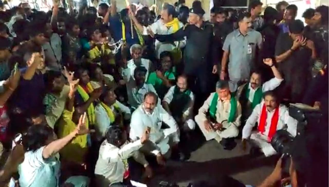 విశాఖలో చంద్రబాబు అడ్డుకున్నది ఆ కాలేజీ విద్యార్థులే...ఆధారాలివే..: టిడిపి నాయకులు విశాఖలో చంద్రబాబు అడ్డుకున్నది ఆ కాలేజీ విద్యార్థులే...ఆధారాలివే..: టిడిపి నాయకులు