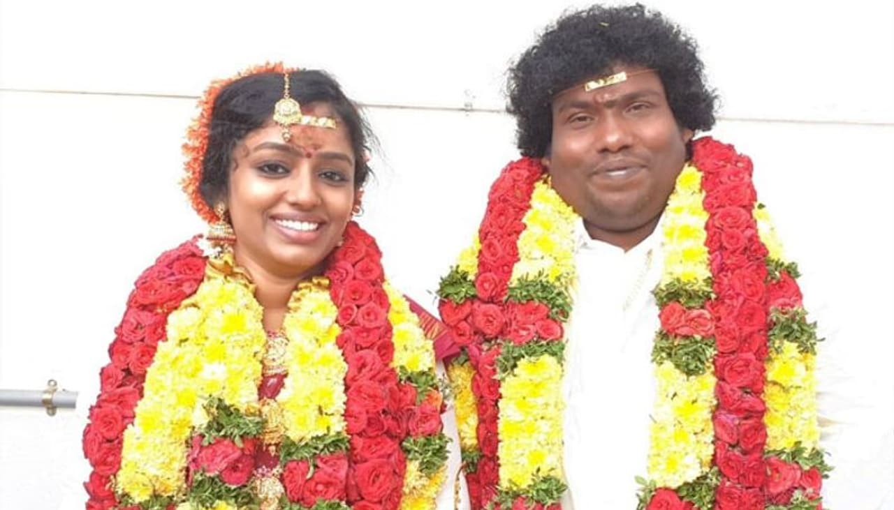 కోలీవుడ్ లో టాప్ కమెడియన్ గా దూసుకుపోతున్న నటుడు యోగిబాబు ఓ ఇంటివాడయ్యాడు. తమిళనాడులోని వెల్లూరుకి చెందిన మంజు భార్గవిని బుధవారం(ఫిబ్రవరి 5) నాడు వివాహం చేసుకున్నారు.