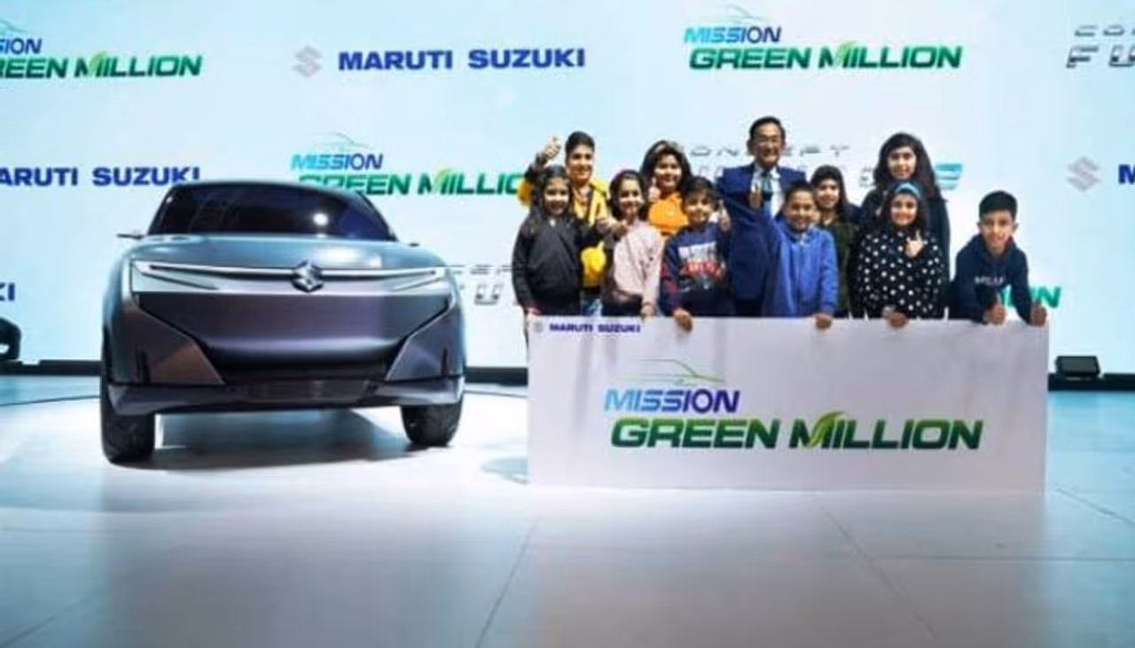 న్యూఢిల్లీ: ఆసియాలోనే అతిపెద్ద ఆటోమొబైల్ ప్రదర్శనకు హస్తిన ముస్తాబైంది. దేశ రాజధాని న్యూఢిల్లీ శివార్లలోని గ్రేటర్ నోయిడాలో ఆటో ఎక్స్పో 2020 సంరంభానికి తెరలేచింది. ఈ వేడుకకు ప్రారంభ సన్నాహకం గా ఫిబ్రవరి 5, 6 తేదీల్లో మీడియాకోసం పలు వాహనాలు కొలువు దీరాయి. ముఖ్యంగా మహీంద్ర, మారుతి సుజుకి, టాటా మోటార్స్, హ్యుండాయ్తో పాటో, ఫ్రెంచ్ తయారీ దారు రెనాల్ట్ తమ వాహనాలను ఆవిష్కరించాయి. బుధవారం నుంచి పలు కంపెనీలు కార్లను ప్రదర్శనకు పెడుతున్నాయి. న్యూఢిల్లీ: ఆసియాలోనే అతిపెద్ద ఆటోమొబైల్ ప్రదర్శనకు హస్తిన ముస్తాబైంది. దేశ రాజధాని న్యూఢిల్లీ శివార్లలోని గ్రేటర్ నోయిడాలో ఆటో ఎక్స్పో 2020 సంరంభానికి తెరలేచింది. ఈ వేడుకకు ప్రారంభ సన్నాహకం గా ఫిబ్రవరి 5, 6 తేదీల్లో మీడియాకోసం పలు వాహనాలు కొలువు దీరాయి. ముఖ్యంగా మహీంద్ర, మారుతి సుజుకి, టాటా మోటార్స్, హ్యుండాయ్తో పాటో, ఫ్రెంచ్ తయారీ దారు రెనాల్ట్ తమ వాహనాలను ఆవిష్కరించాయి. బుధవారం నుంచి పలు కంపెనీలు కార్లను ప్రదర్శనకు పెడుతున్నాయి.