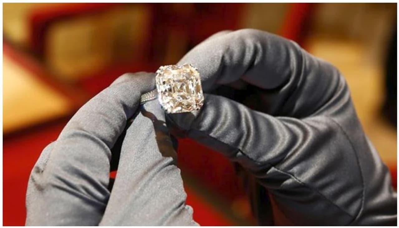 <p>A labourer became a millionaire overnight when he unearthed three diamonds worth Rs 30 lakh to 35 lakh at a diamond mine in Panna district of Madhya Pradesh, a senior official said on Thursday (August 6).</p>