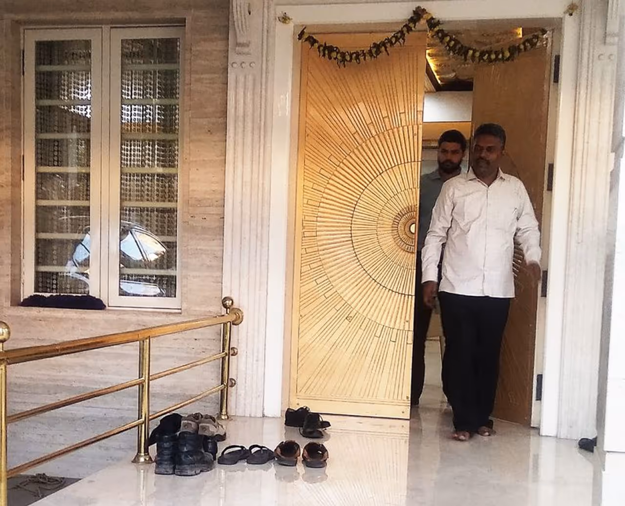 அன்புசெழியில் வீட்டில் அதிரடி காட்டிய ஐடி அதிகாரிகள்: அன்புசெழியில் வீட்டில் அதிரடி காட்டிய ஐடி அதிகாரிகள்: