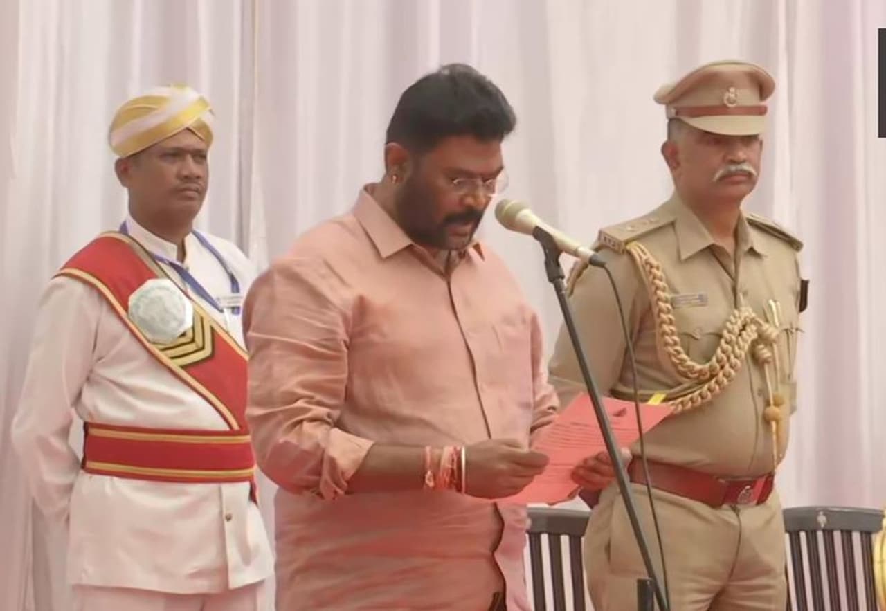 ವಿಜಯನಗರ (ಹೊಸಪೇಟೆ) ಶಾಸಕರಾಗಿರುವ ಆನಂದ್ ಸಿಂಗ್ ಇಂದು ಬಿ. ಎಸ್.ಯಡಿಯೂರಪ್ಪ ಸಂಪುಟಕ್ಕೆ ನೂತನ ಸಚಿವರಾಗಿ ಪ್ರಮಾಣ ವಚನ ಸ್ವೀಕರಿಸಿದರು. ಹೊಸಪೇಟೆಯ ಶಾಸಕರಾದ ಆನಂದ್ ಸಿಂಗ್ ಇದೇ ಕ್ಷೇತ್ರದಿಂದ ಸುಮಾರು 3 ಬಾರಿ ಶಾಸಕರಾಗಿ ಆಯ್ಕೆಯಾದವರು. ಅಲ್ಲದೇ ಒಂದು ಬಾರಿ ಸಚಿವರಾಗಿಯೂ ಸೇವೆ ಸಲ್ಲಿಸಿದ್ದಾರೆ. 2008 ಹಾಗೂ 2013ರಲ್ಲಿ ಬಿಜೆಪಿಯಿಂದ ಆಯ್ಕೆಯಾಗಿದ್ದ ಇವರು 2018ರಲ್ಲಿ ಕಾಂಗ್ರೆಸ್ನಿಂದ ಶಾಸಕರಾಗಿ ಗೆದ್ದು ಬಂದಿದ್ರು. 2019ರಲ್ಲಿ ನಡೆದ ಉಪ ಚುನಾವಣೆಯಲ್ಲಿ ಮತ್ತೆ ಬಿಜೆಪಿಯಿಂದ ಆನಂದ್ ಸಿಂಗ್ ಪುನಾರಾಯ್ಕೆಯಾದರು. ವಿಜಯನಗರ (ಹೊಸಪೇಟೆ) ಶಾಸಕರಾಗಿರುವ ಆನಂದ್ ಸಿಂಗ್ ಇಂದು ಬಿ. ಎಸ್.ಯಡಿಯೂರಪ್ಪ ಸಂಪುಟಕ್ಕೆ ನೂತನ ಸಚಿವರಾಗಿ ಪ್ರಮಾಣ ವಚನ ಸ್ವೀಕರಿಸಿದರು. ಹೊಸಪೇಟೆಯ ಶಾಸಕರಾದ ಆನಂದ್ ಸಿಂಗ್ ಇದೇ ಕ್ಷೇತ್ರದಿಂದ ಸುಮಾರು 3 ಬಾರಿ ಶಾಸಕರಾಗಿ ಆಯ್ಕೆಯಾದವರು. ಅಲ್ಲದೇ ಒಂದು ಬಾರಿ ಸಚಿವರಾಗಿಯೂ ಸೇವೆ ಸಲ್ಲಿಸಿದ್ದಾರೆ. 2008 ಹಾಗೂ 2013ರಲ್ಲಿ ಬಿಜೆಪಿಯಿಂದ ಆಯ್ಕೆಯಾಗಿದ್ದ ಇವರು 2018ರಲ್ಲಿ ಕಾಂಗ್ರೆಸ್ನಿಂದ ಶಾಸಕರಾಗಿ ಗೆದ್ದು ಬಂದಿದ್ರು. 2019ರಲ್ಲಿ ನಡೆದ ಉಪ ಚುನಾವಣೆಯಲ್ಲಿ ಮತ್ತೆ ಬಿಜೆಪಿಯಿಂದ ಆನಂದ್ ಸಿಂಗ್ ಪುನಾರಾಯ್ಕೆಯಾದರು.