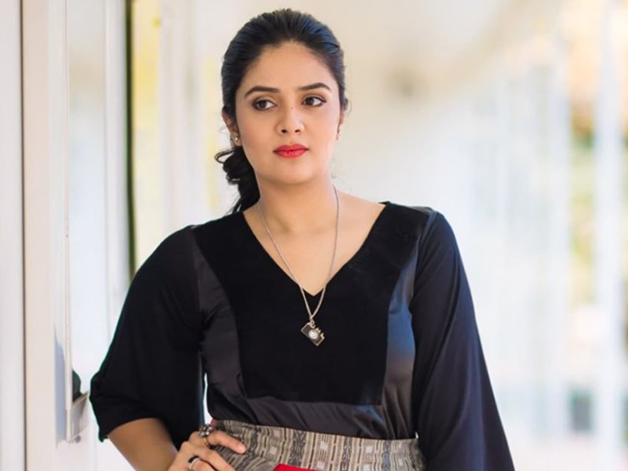 బుల్లితెరపై తన యాంకరింగ్ తో సత్తా చాటుతోన్న శ్రీముఖి.. ఇటీవల బిగ్ బాస్ సీజన్ 3లో పాల్గొని రన్నరప్ గా నిలిచింది. ఈ షోతో ఆమె ఎందరో అభిమానులను సంపాదించుకుంది. బుల్లితెరపై తన యాంకరింగ్ తో సత్తా చాటుతోన్న శ్రీముఖి.. ఇటీవల బిగ్ బాస్ సీజన్ 3లో పాల్గొని రన్నరప్ గా నిలిచింది. ఈ షోతో ఆమె ఎందరో అభిమానులను సంపాదించుకుంది.