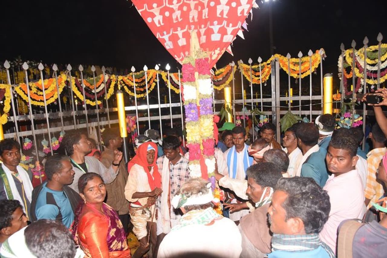 గద్దెపైకి చేరుకున్న పగిడిద్దరాజు గద్దెపైకి చేరుకున్న పగిడిద్దరాజు