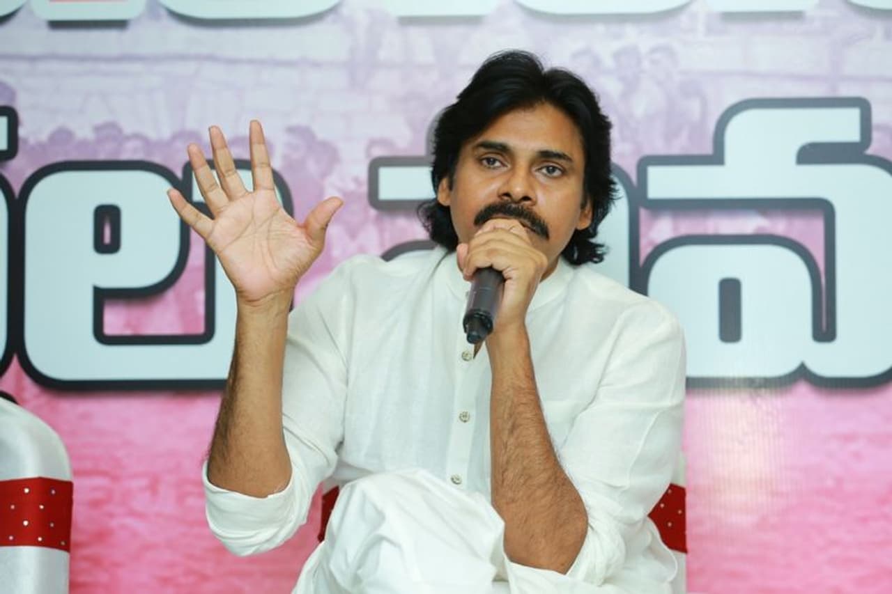 జనసేన అధినేత పవన్ కళ్యాణ్ సినిమాల్లోకి రీఎంట్రీ ఇచ్చిన సంగతి తెలిసిందే. జనసేన అధినేత పవన్ కళ్యాణ్ సినిమాల్లోకి రీఎంట్రీ ఇచ్చిన సంగతి తెలిసిందే.