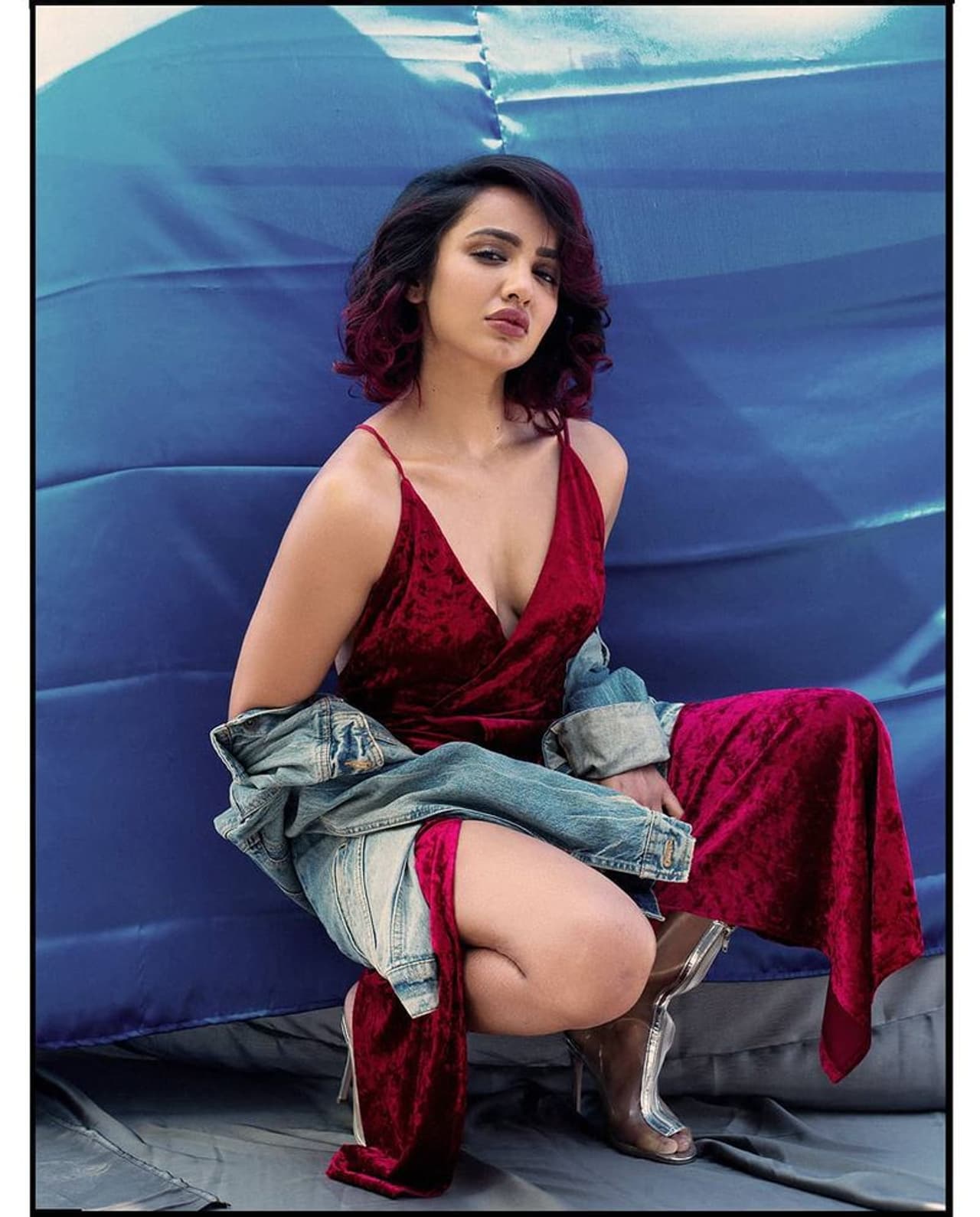 'సీతమ్మ వాకిట్లో సిరిమల్లె చెట్టు' సినిమాలో ఒక్కసారి అంటూ హోమ్లీగా కనిపించిన తెలుగమ్మాయి తేజస్వి మాదివాడ.. మొదటి చూపులోనే కుర్రాళ్ళ మనసును దోచేసింది. 'సీతమ్మ వాకిట్లో సిరిమల్లె చెట్టు' సినిమాలో ఒక్కసారి అంటూ హోమ్లీగా కనిపించిన తెలుగమ్మాయి తేజస్వి మాదివాడ.. మొదటి చూపులోనే కుర్రాళ్ళ మనసును దోచేసింది.