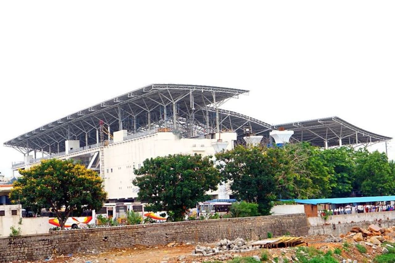 ఈ రెండు బస్ స్టేషన్ల మధ్య 11 కి.మీ. దూరం ఉంటుంది. 11 కి.మీ దూరాన్ని కేవలం 16 నిమిషాల్లో మెట్రో రైలులో చేరుకోవచ్చని అధికారులు ప్రకటించారు.