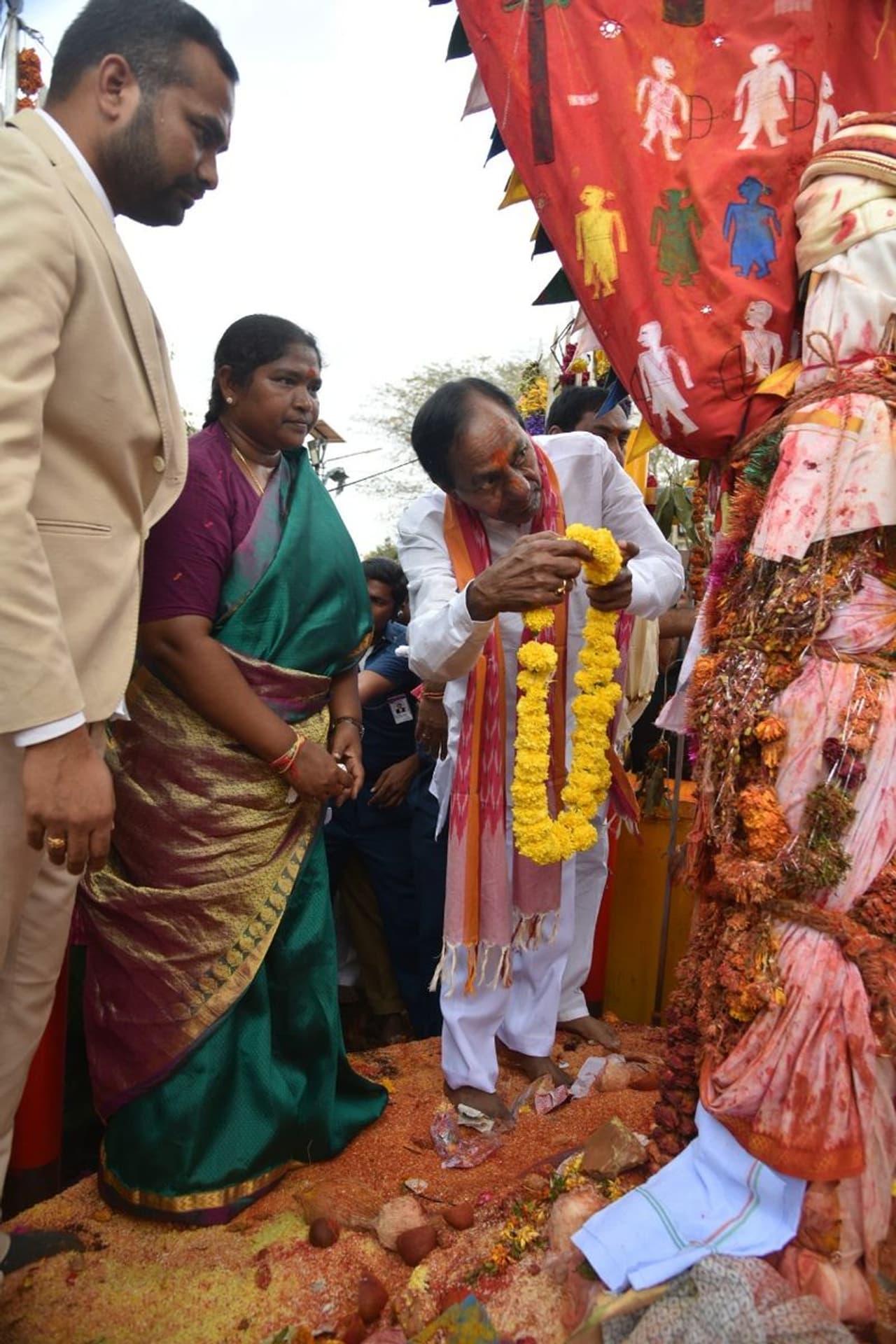 మేడారం జాతర... వనదేవతలకు పూలమాల వేస్తున్న ముఖ్యమంత్రి కేసీఆర్