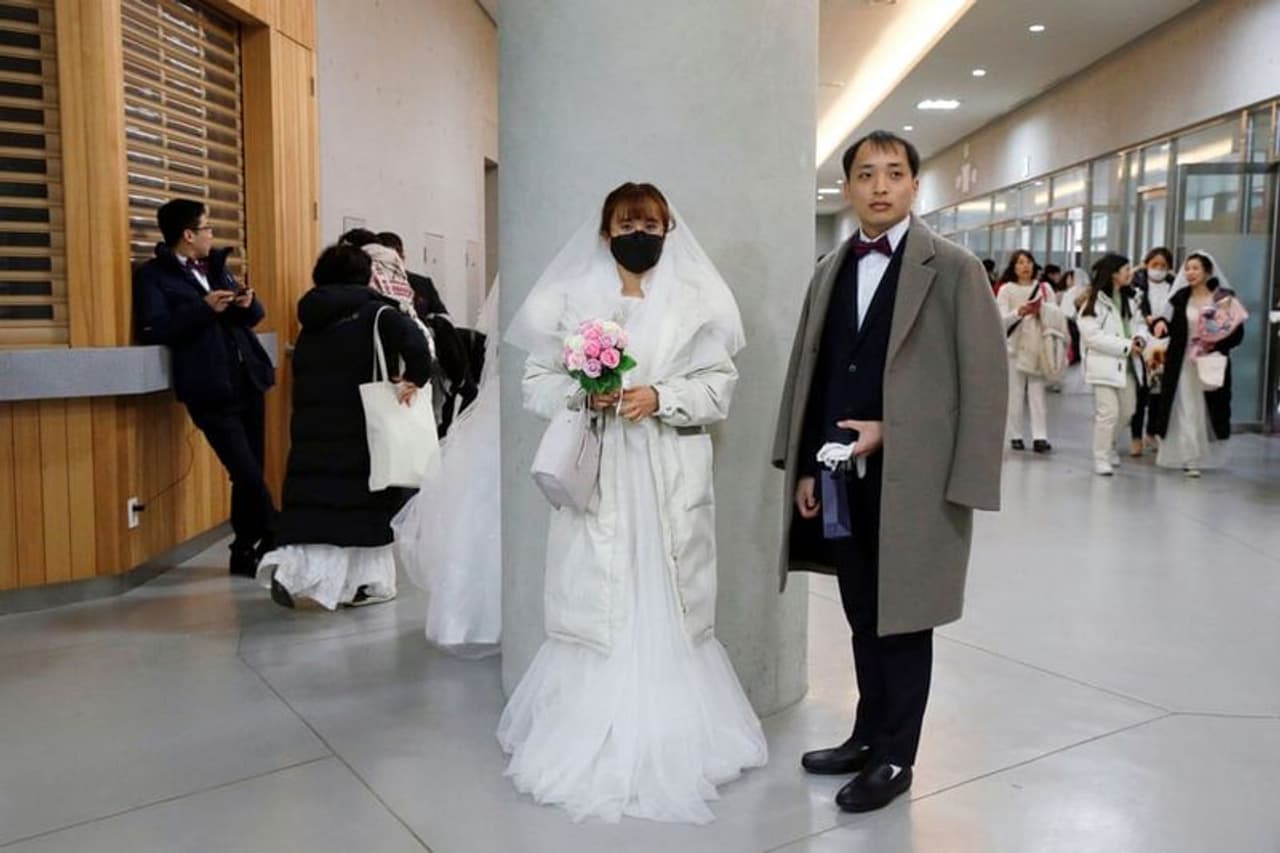 അയൽരാജ്യമായ ചൈനയില് നിന്നും ലോകത്ത് ഭീതിപടര്ത്തിയെത്തിയ കൊറോണാ വൈറസ് ദക്ഷിണ കൊറിയയില് മാത്രം 24 പേര്ക്ക് ബാധിച്ചതായി റിപ്പോര്ട്ടുകളുണ്ട്. അയൽരാജ്യമായ ചൈനയില് നിന്നും ലോകത്ത് ഭീതിപടര്ത്തിയെത്തിയ കൊറോണാ വൈറസ് ദക്ഷിണ കൊറിയയില് മാത്രം 24 പേര്ക്ക് ബാധിച്ചതായി റിപ്പോര്ട്ടുകളുണ്ട്.