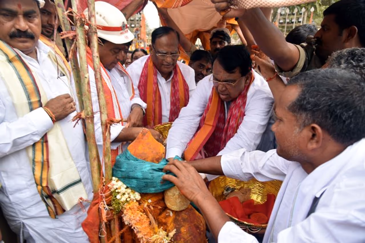 సమ్మక్క సారలమ్మలను దర్శించుకుంటున్న స్సీకర్ పోచారం, గుత్తా సుఖేందర్ రెడ్డి సమ్మక్క సారలమ్మలను దర్శించుకుంటున్న స్సీకర్ పోచారం, గుత్తా సుఖేందర్ రెడ్డి