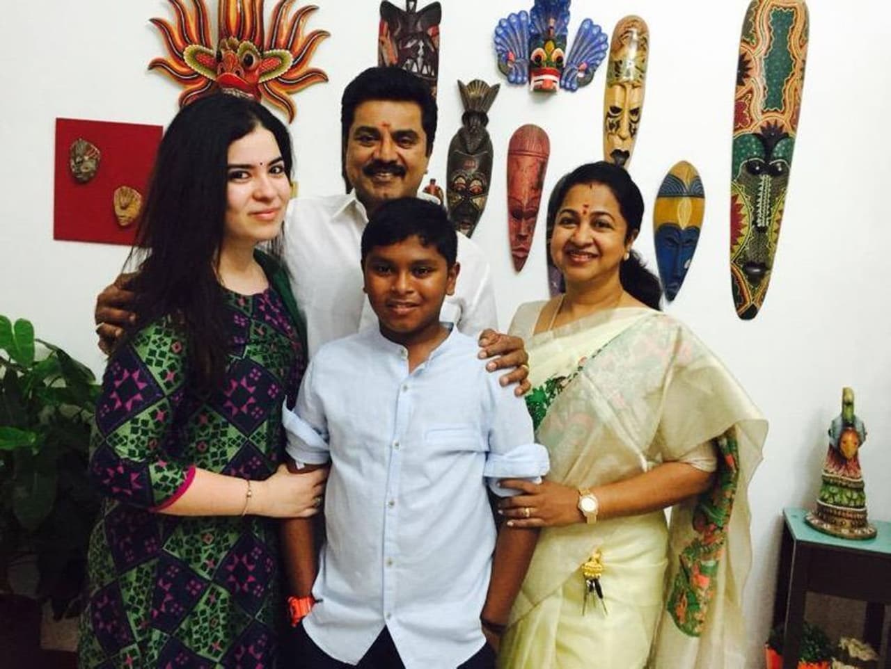 రాధిక : సీనియర్ హీరోయిన్ రాధిక దక్షిణాదిలో నటిగా చెరగని ముద్ర వేశారు. నటుడు శరత్ కుమార్ తో ఆమె రెండో వివాహం 2001లో జరిగింది. వీరిద్దరికి ఓ కొడుకు కూడా ఉన్నాడు. రాధికకు కొడుకు పుట్టే సమయానికి ఆమె వయసు 40 దాటింది. అంతకు ముందే రాధికకు ఓ కుమార్తె ఉంది.