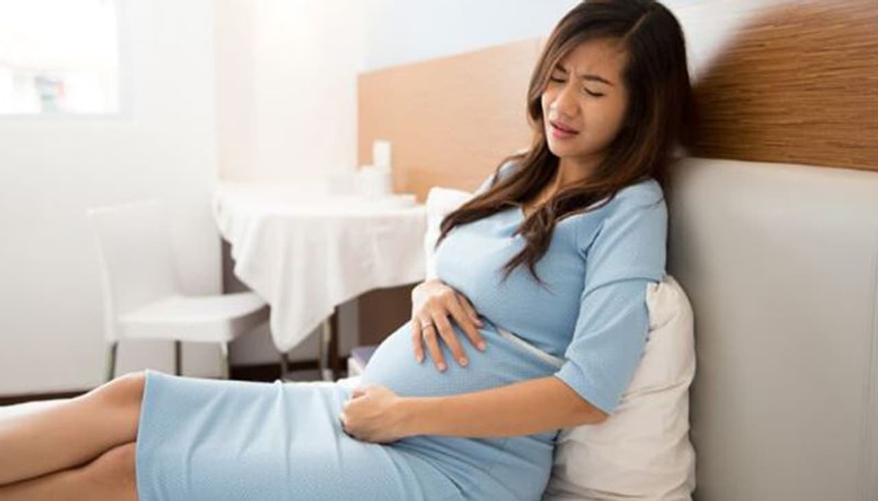 <p>ಗರ್ಭಾವಸ್ಥೆಯಲ್ಲಿ ರಕ್ತಸ್ರಾವ ಮತ್ತು ಗುರುತುಗಳು ಯಾವಾಗಲೂ ಸಮಸ್ಯೆಯನ್ನು ಉಂಟುಮಾಡುವುದಿಲ್ಲ, ಆದರೆ ಅವು ಗರ್ಭಪಾತ ಅಥವಾ ಇತರ ಗಂಭೀರ ತೊಡಕುಗಳ ಸಂಕೇತವಾಗಿರಬಹುದು. ಗರ್ಭಾವಸ್ಥೆಯ 20 ವಾರಗಳ ಮೊದಲು ಗರ್ಭದಲ್ಲಿ ಮಗುವು ಸತ್ತಾಗ ಗರ್ಭಪಾತವಾಗಿರುತ್ತದೆ. ಈ ಸಂದರ್ಭದಲ್ಲಿ ಹೆಚ್ಚಾಗಿ ರಕ್ತಸ್ರಾವವಾಗುತ್ತದೆ. </p> <p>ಗರ್ಭಾವಸ್ಥೆಯಲ್ಲಿ ರಕ್ತಸ್ರಾವ ಮತ್ತು ಗುರುತುಗಳು ಯಾವಾಗಲೂ ಸಮಸ್ಯೆಯನ್ನು ಉಂಟುಮಾಡುವುದಿಲ್ಲ, ಆದರೆ ಅವು ಗರ್ಭಪಾತ ಅಥವಾ ಇತರ ಗಂಭೀರ ತೊಡಕುಗಳ ಸಂಕೇತವಾಗಿರಬಹುದು. ಗರ್ಭಾವಸ್ಥೆಯ 20 ವಾರಗಳ ಮೊದಲು ಗರ್ಭದಲ್ಲಿ ಮಗುವು ಸತ್ತಾಗ ಗರ್ಭಪಾತವಾಗಿರುತ್ತದೆ. ಈ ಸಂದರ್ಭದಲ್ಲಿ ಹೆಚ್ಚಾಗಿ ರಕ್ತಸ್ರಾವವಾಗುತ್ತದೆ. </p>