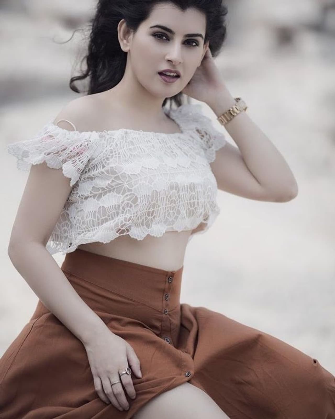 తెలుగమ్మాయిలు గ్లామర్ షో లకి పనికిరారని వస్తున్న కామెంట్స్ కి మన నటీమణులు గట్టి కౌంటర్ ఇస్తున్నారు. అందులో అర్చన కూడా ఒకరు.