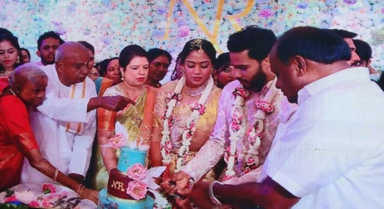 ఈరోజు (ఫిబ్రవరి 10) బెంగుళూరులో తాజ్ వెస్టెండ్ హోటల్ లో జేడీఎస్ మాజీ సీఎం కుమారస్వామి తనయుడు నిఖిల్, రేవతిల నిశ్చితార్ధం జరిగింది. ఈరోజు (ఫిబ్రవరి 10) బెంగుళూరులో తాజ్ వెస్టెండ్ హోటల్ లో జేడీఎస్ మాజీ సీఎం కుమారస్వామి తనయుడు నిఖిల్, రేవతిల నిశ్చితార్ధం జరిగింది.