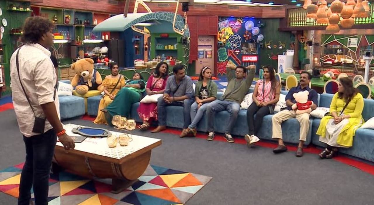 സാജു : അപ്പോ രജിത്ത് അണ്ണന് ഇത്തവണ അടുക്കള ഏറ്റെടുക്കട്ടെ. മറ്റെല്ലാവരും ഇതിന് മുമ്പ് ചെയ്തത് കൊണ്ടും രജിത്ത് അണ്ണന് ഇതുവരെ അടുക്കളയില് കയറാത്തത് കൊണ്ടും അണ്ണനിരിക്കട്ടെ ഈ പെന് കിരീടം. സാജു : അപ്പോ രജിത്ത് അണ്ണന് ഇത്തവണ അടുക്കള ഏറ്റെടുക്കട്ടെ. മറ്റെല്ലാവരും ഇതിന് മുമ്പ് ചെയ്തത് കൊണ്ടും രജിത്ത് അണ്ണന് ഇതുവരെ അടുക്കളയില് കയറാത്തത് കൊണ്ടും അണ്ണനിരിക്കട്ടെ ഈ പെന് കിരീടം.