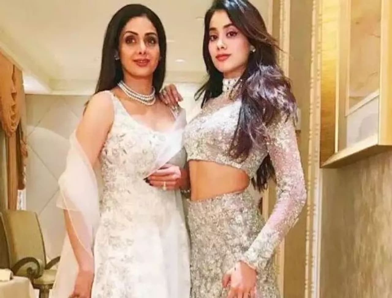 <p>90ஸ் கிட்ஸ்களின் கனவு கன்னியாக வலம் வந்தவர் ஸ்ரீதேவி, ஒரு காலகட்டத்தில் தமிழ் திரையுலகில் ஒரு கலக்கு கலக்கிக் கொண்டிருந்தவர். தற்போது இவரின் மகள் ஜான்வி கபூர் இந்தி திரையுலகை கலக்க தொடங்கியுள்ளார்.</p> <p>90ஸ் கிட்ஸ்களின் கனவு கன்னியாக வலம் வந்தவர் ஸ்ரீதேவி, ஒரு காலகட்டத்தில் தமிழ் திரையுலகில் ஒரு கலக்கு கலக்கிக் கொண்டிருந்தவர். தற்போது இவரின் மகள் ஜான்வி கபூர் இந்தி திரையுலகை கலக்க தொடங்கியுள்ளார்.</p>