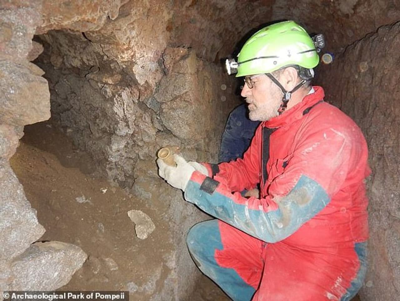 ഇറ്റലിയിലെ ഒരു പ്രധാന നഗരമാണ് പോംപി. പോംപിയില് 2300 വര്ഷം മുമ്പുണ്ടാക്കിയ ഒരു തുരങ്കമാണ് ഇപ്പോള് വീണ്ടെടുക്കപ്പെട്ടത്. എന്നാല് ചരിത്രകാരന്മാരെയും മറ്റ് പഠനവിഭാഗങ്ങളെയും അതിശയിപ്പിച്ച കാര്യം. തുരങ്കം എന്തിന് വേണ്ടിയാണോ ഉണ്ടാക്കിയത്. ആ ആവശ്യം ഇപ്പോഴും തുരങ്കം കൃത്യമായി നടത്തുന്നുവെന്നതാണ്. ഇറ്റലിയിലെ ഒരു പ്രധാന നഗരമാണ് പോംപി. പോംപിയില് 2300 വര്ഷം മുമ്പുണ്ടാക്കിയ ഒരു തുരങ്കമാണ് ഇപ്പോള് വീണ്ടെടുക്കപ്പെട്ടത്. എന്നാല് ചരിത്രകാരന്മാരെയും മറ്റ് പഠനവിഭാഗങ്ങളെയും അതിശയിപ്പിച്ച കാര്യം. തുരങ്കം എന്തിന് വേണ്ടിയാണോ ഉണ്ടാക്കിയത്. ആ ആവശ്യം ഇപ്പോഴും തുരങ്കം കൃത്യമായി നടത്തുന്നുവെന്നതാണ്.
