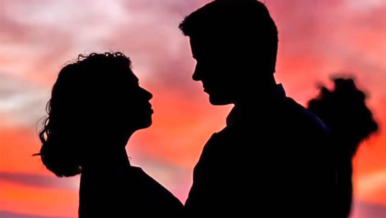 దంపతుల మధ్య శృంగారానిది పెద్దపీట. ఆ విషయంలో ఇద్దరూ ఆనందంగా సాగినప్పుడే వారి దాంపత్యం మరింత ఆనందంగా ఉంటుంది. దంపతుల మధ్య శృంగారానిది పెద్దపీట. ఆ విషయంలో ఇద్దరూ ఆనందంగా సాగినప్పుడే వారి దాంపత్యం మరింత ఆనందంగా ఉంటుంది.