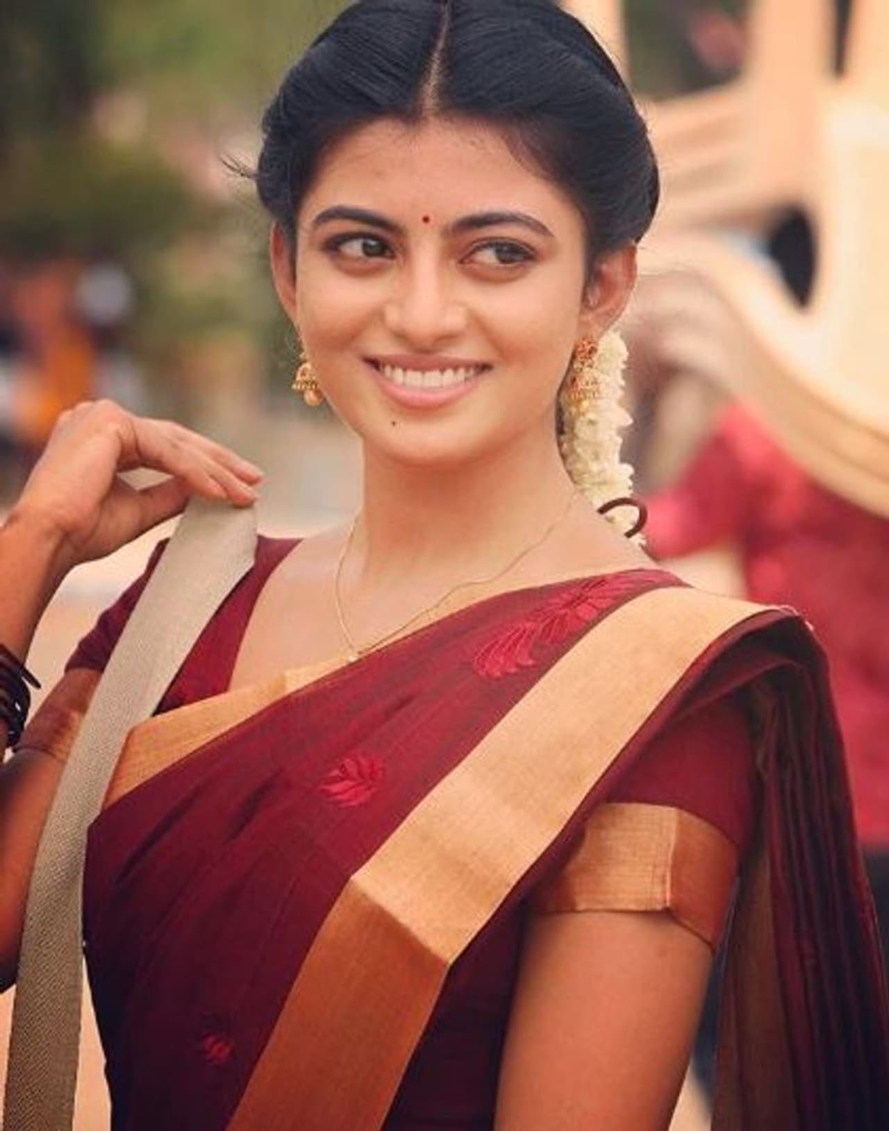 <h2> </h2><p>இயக்குனர் பிரபுசாலமன் இயக்கத்தில் கடந்த 2014 ஆம் ஆண்டு வெளியான திரைப்படம் ’கயல்’. இந்த படத்தில் நாயகியாக அறிமுகமாகியவர் ஆனந்தி. இந்த படத்தின் வெற்றியை தொடர்ந்து, அனைவராலும் 'கயல்' ஆனந்தி என்றே அழைக்கப்பட்டார். </p> <h2> </h2><p>இயக்குனர் பிரபுசாலமன் இயக்கத்தில் கடந்த 2014 ஆம் ஆண்டு வெளியான திரைப்படம் ’கயல்’. இந்த படத்தில் நாயகியாக அறிமுகமாகியவர் ஆனந்தி. இந்த படத்தின் வெற்றியை தொடர்ந்து, அனைவராலும் 'கயல்' ஆனந்தி என்றே அழைக்கப்பட்டார். </p>